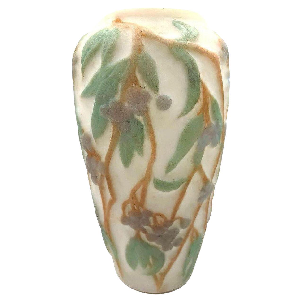 1924 Phoenix Consolidated Satin Glas Lampe Vase Basis mit Weinblättern Floral im Angebot