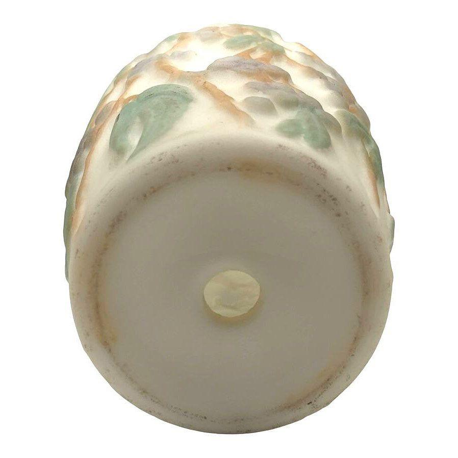 XX secolo 1924 Phoenix Consolidated Vaso da lampada in vetro satinato con foglie d'uva floreali in vendita