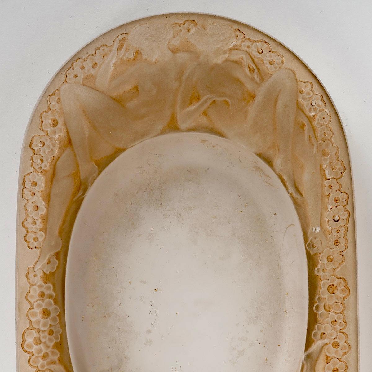 French 1924 Rene Lalique Ashtray Medicis Frosted Glass with Sepia Patina For Sale