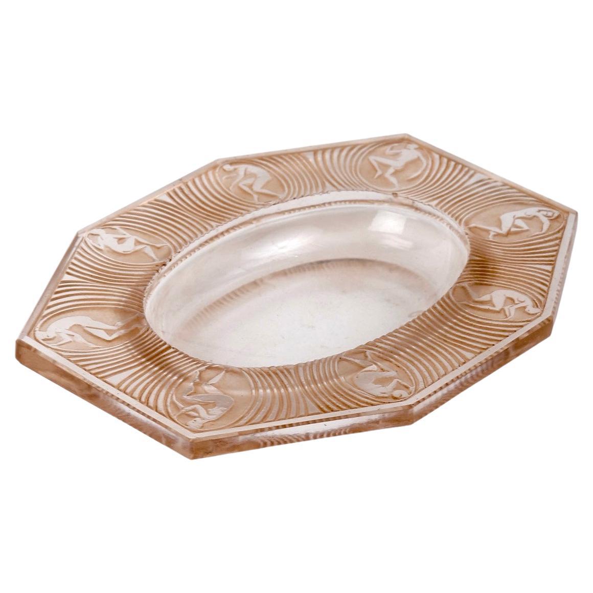 1924 René Lalique, posacenere Alice in vetro trasparente con patina seppia