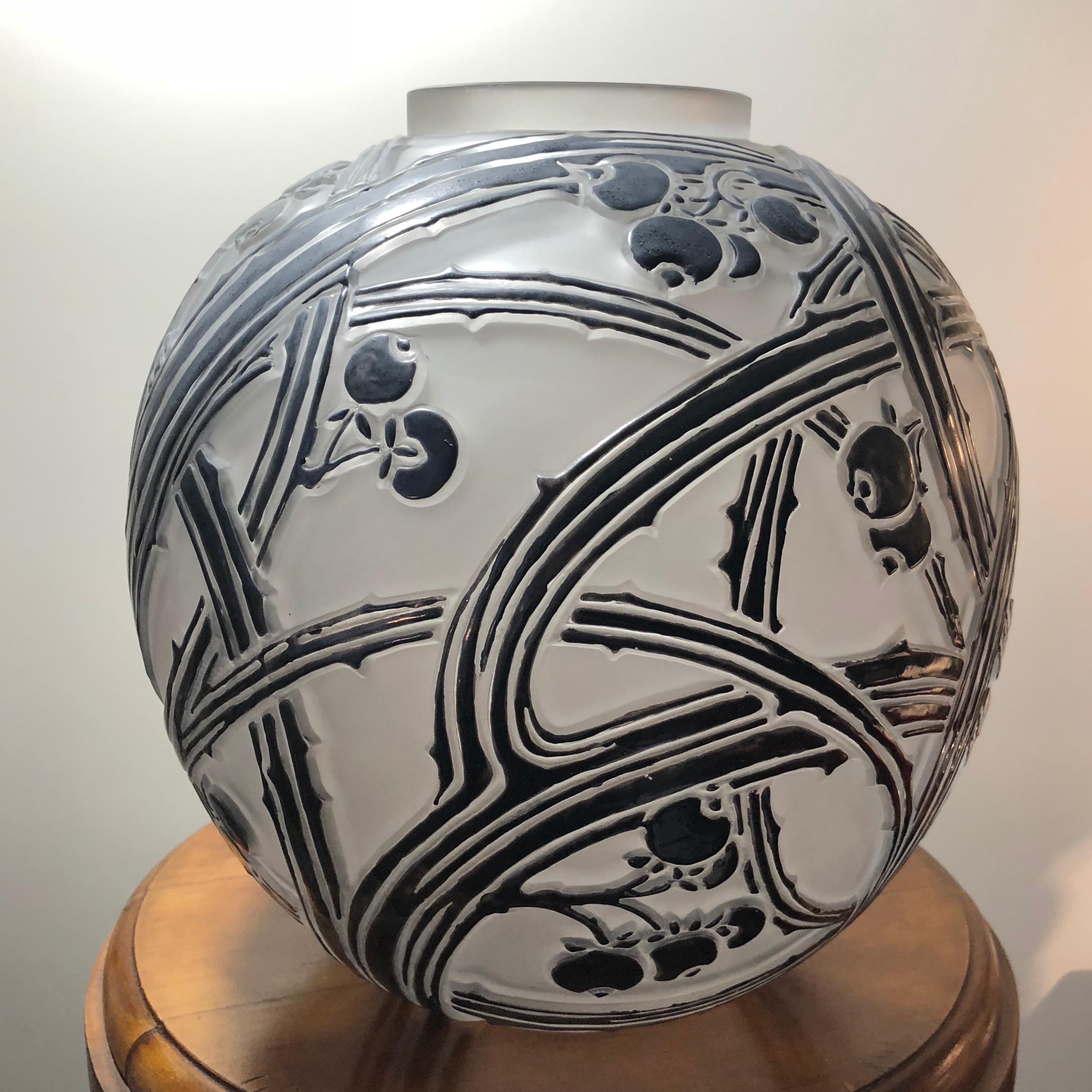 1924 Rene Lalique Baies Vase in Frosted Glass with Shinny Original Black Enamel In Good Condition In Boulogne Billancourt, FR