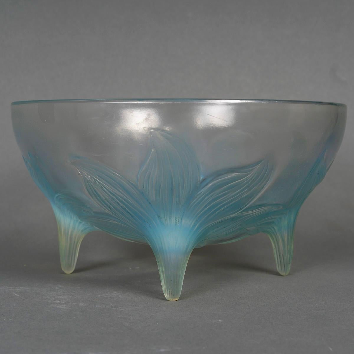 Art Deco 1924 René Lalique - Bowl Lys Lily Opalescent Glass With Blue Patina