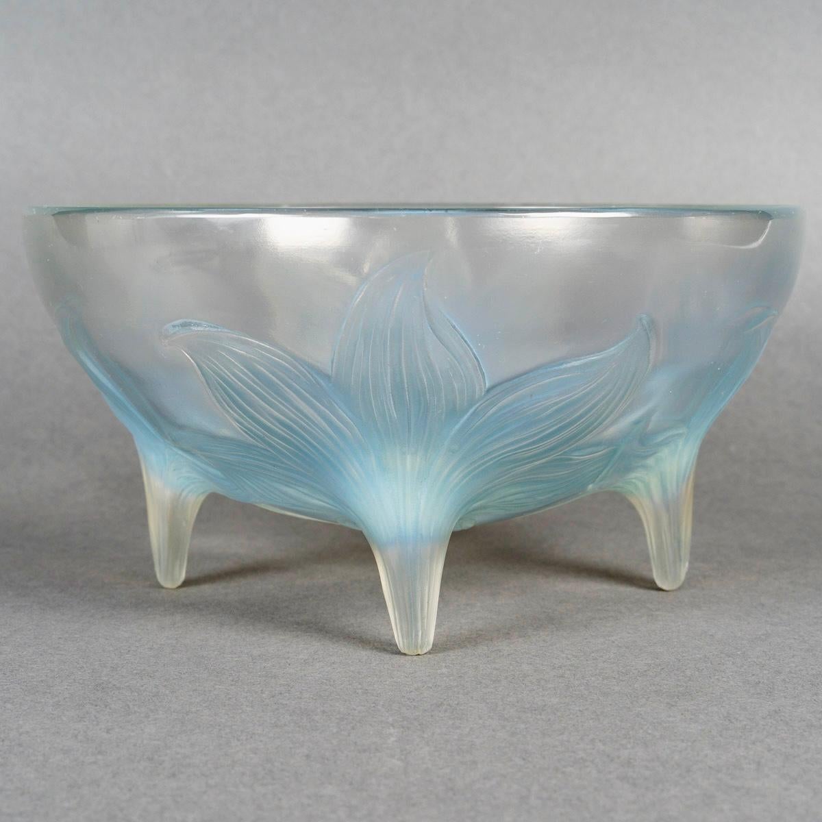 Art Déco 1924 René Lalique - Ciotola Lalique in vetro opalescente con patina blu in vendita