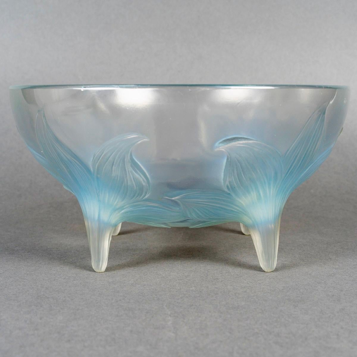 Francese 1924 René Lalique - Ciotola Lalique in vetro opalescente con patina blu in vendita