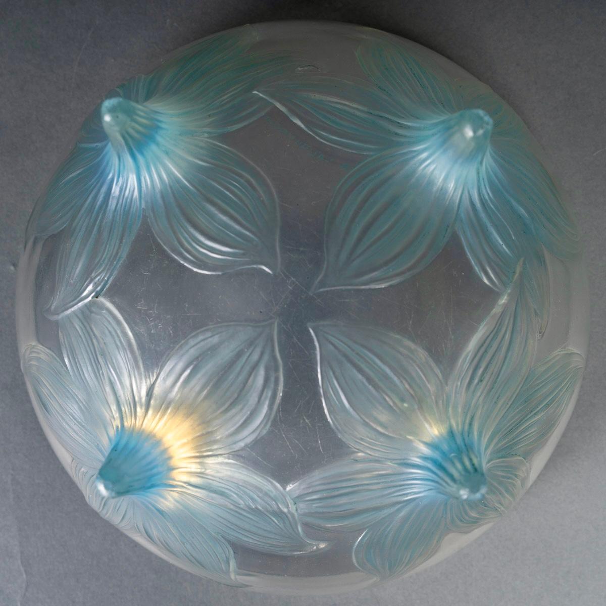 Molded 1924 René Lalique - Bowl Lys Lily Opalescent Glass With Blue Patina