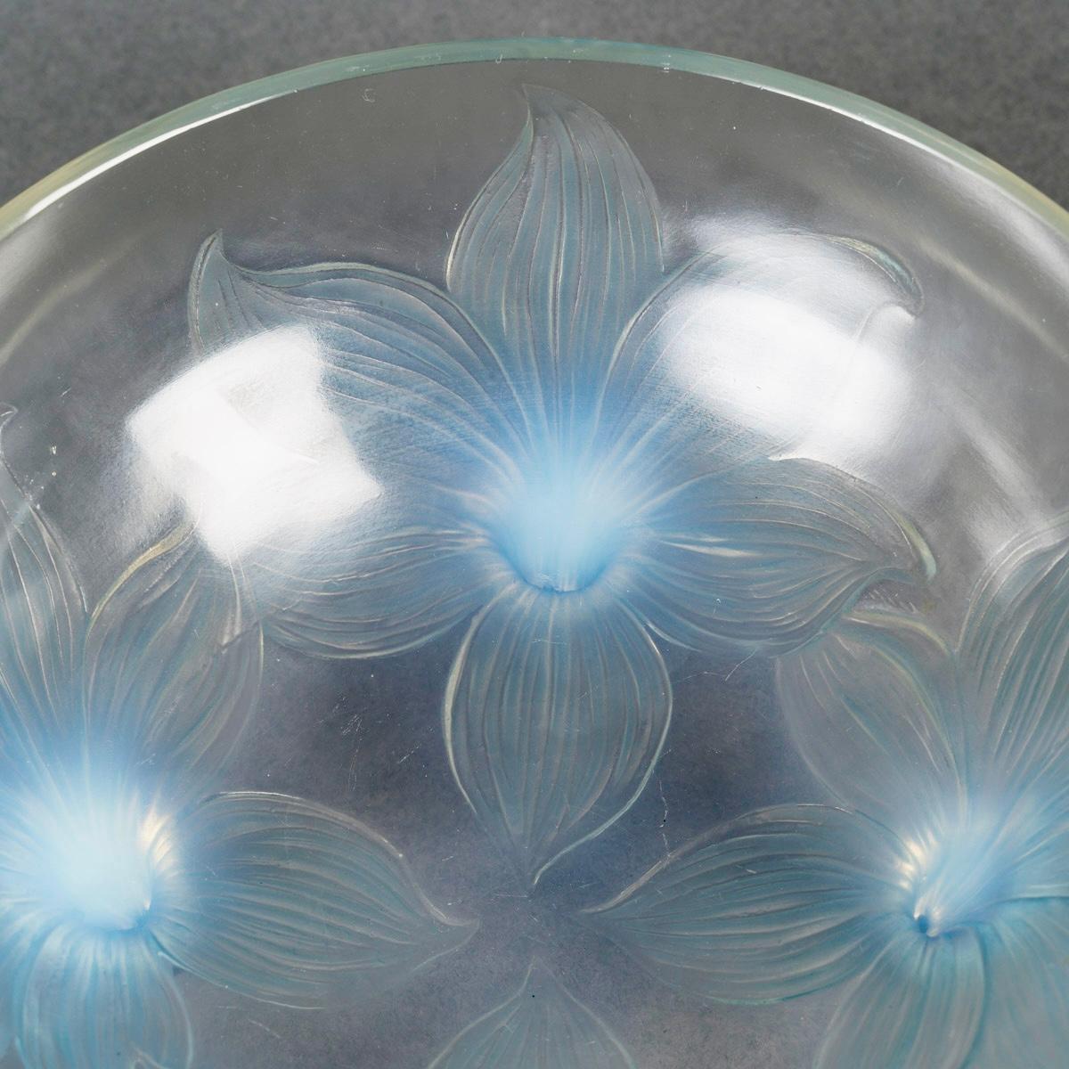 Stampato 1924 René Lalique - Ciotola Lalique in vetro opalescente con patina blu in vendita