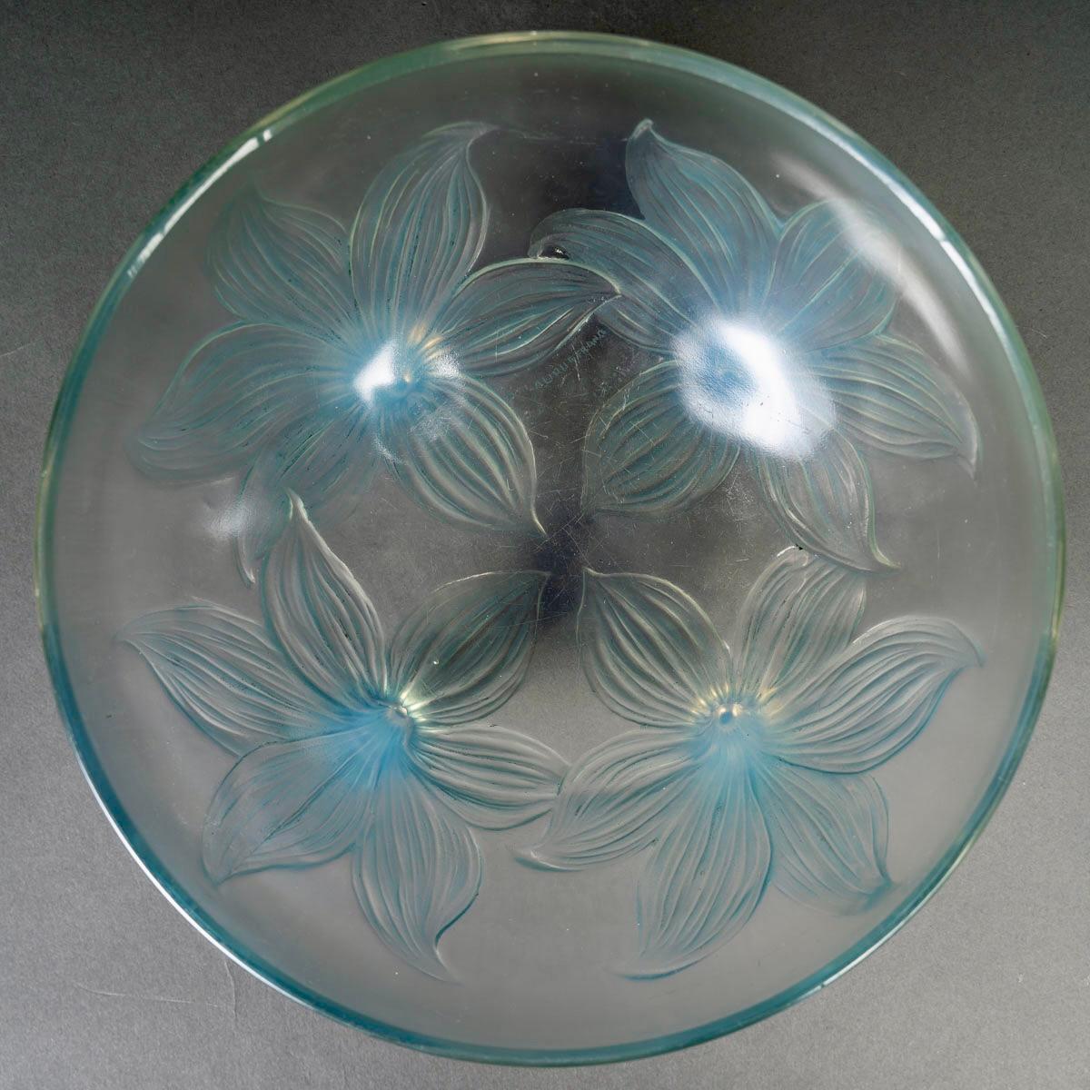 1924 René Lalique - Bowl Lys Lily Opalescent Glass With Blue Patina In Good Condition In Boulogne Billancourt, FR