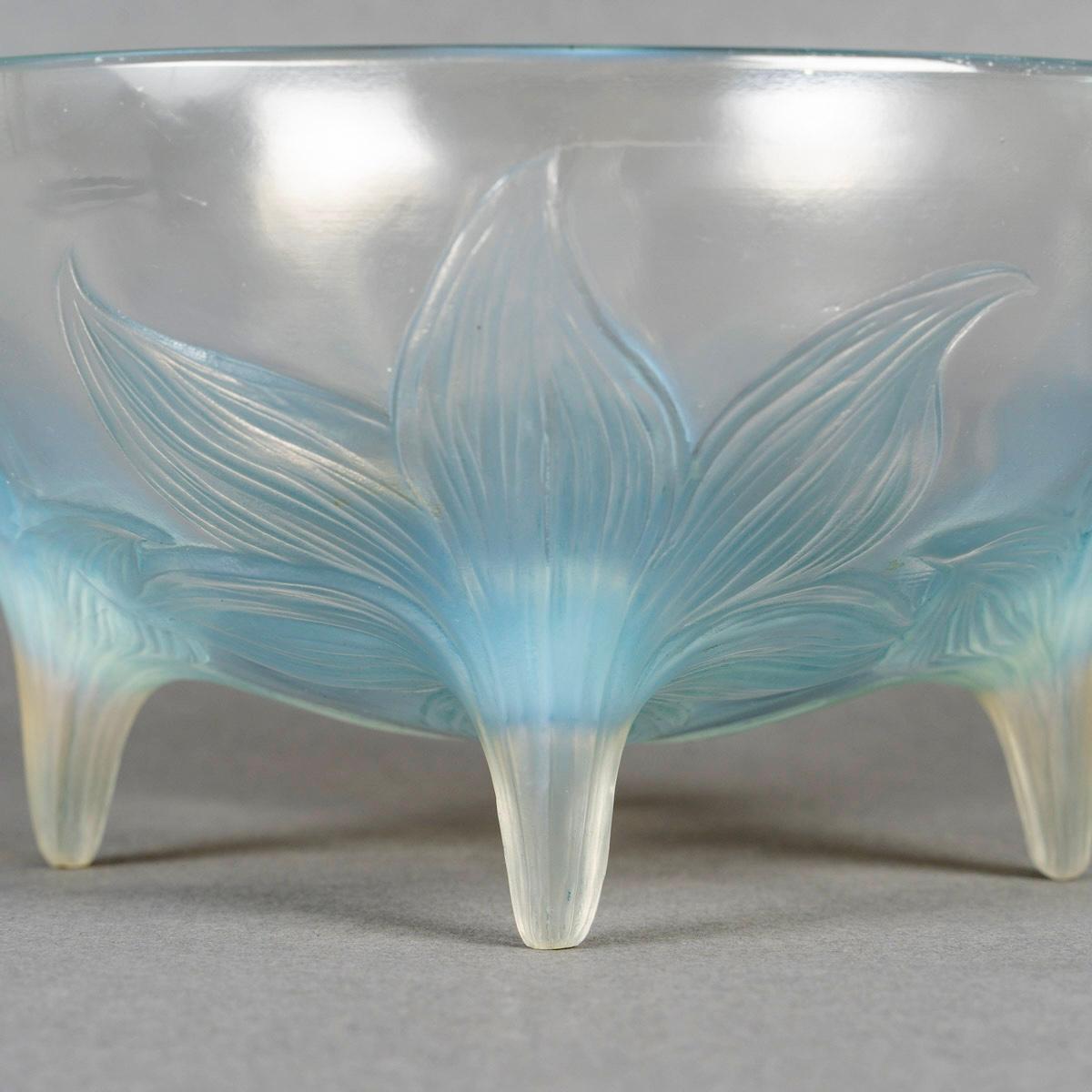 1924 René Lalique - Ciotola Lalique in vetro opalescente con patina blu In condizioni buone in vendita a Boulogne Billancourt, FR