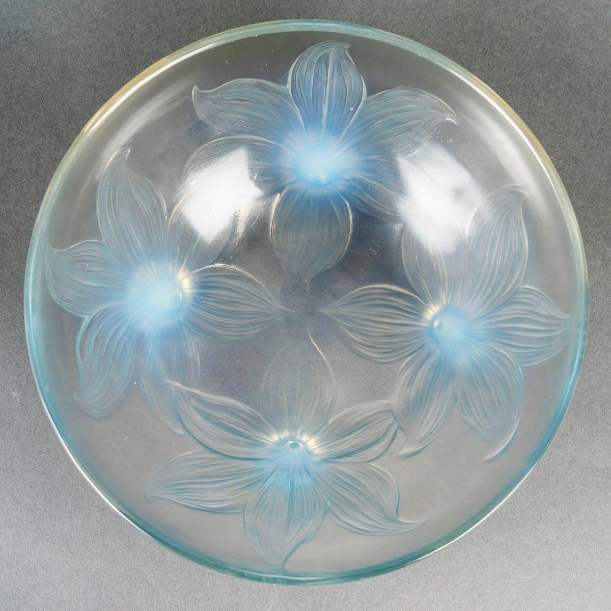 Inizio XX secolo 1924 René Lalique - Ciotola Lalique in vetro opalescente con patina blu in vendita