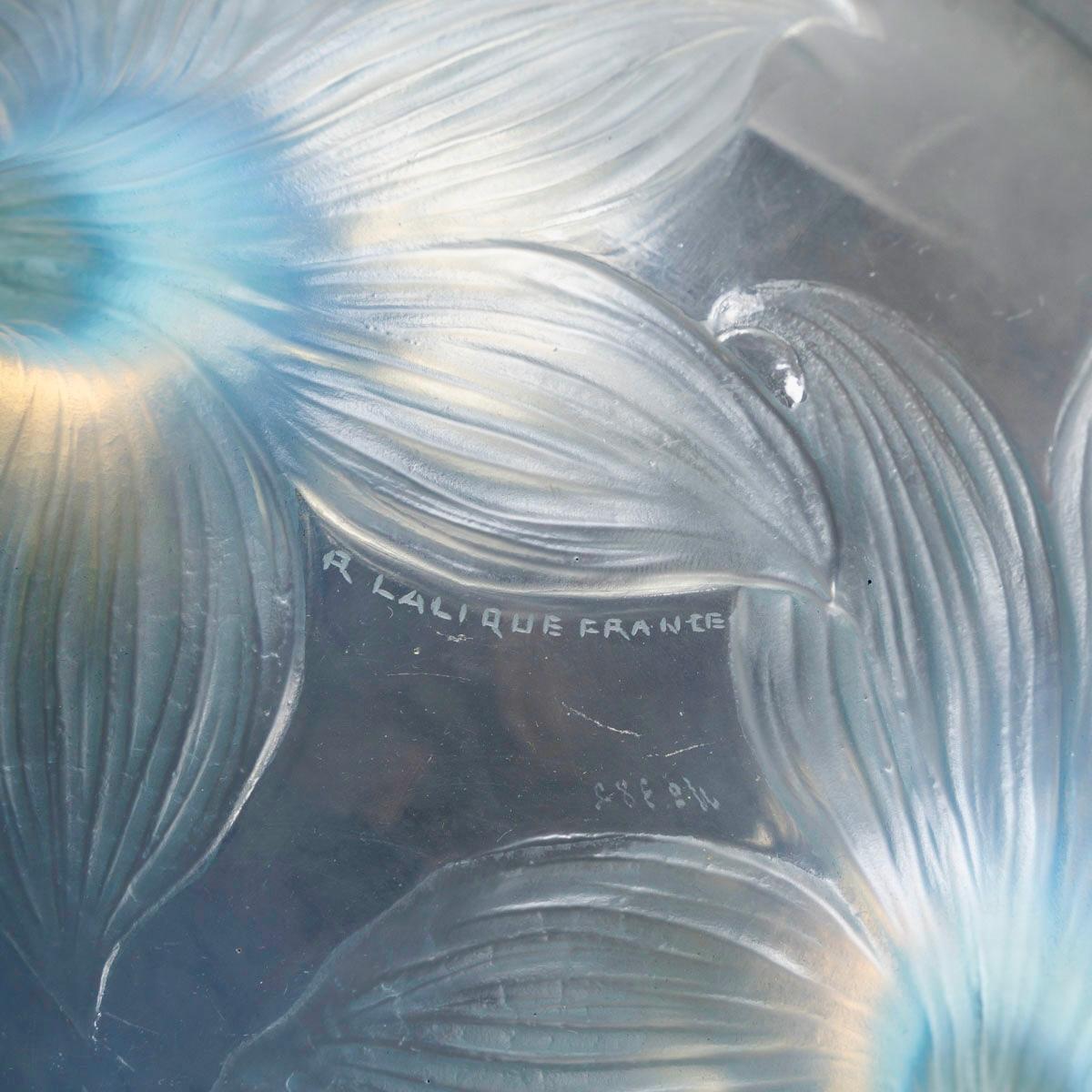 Vetro soffiato 1924 René Lalique - Ciotola Lalique in vetro opalescente con patina blu in vendita