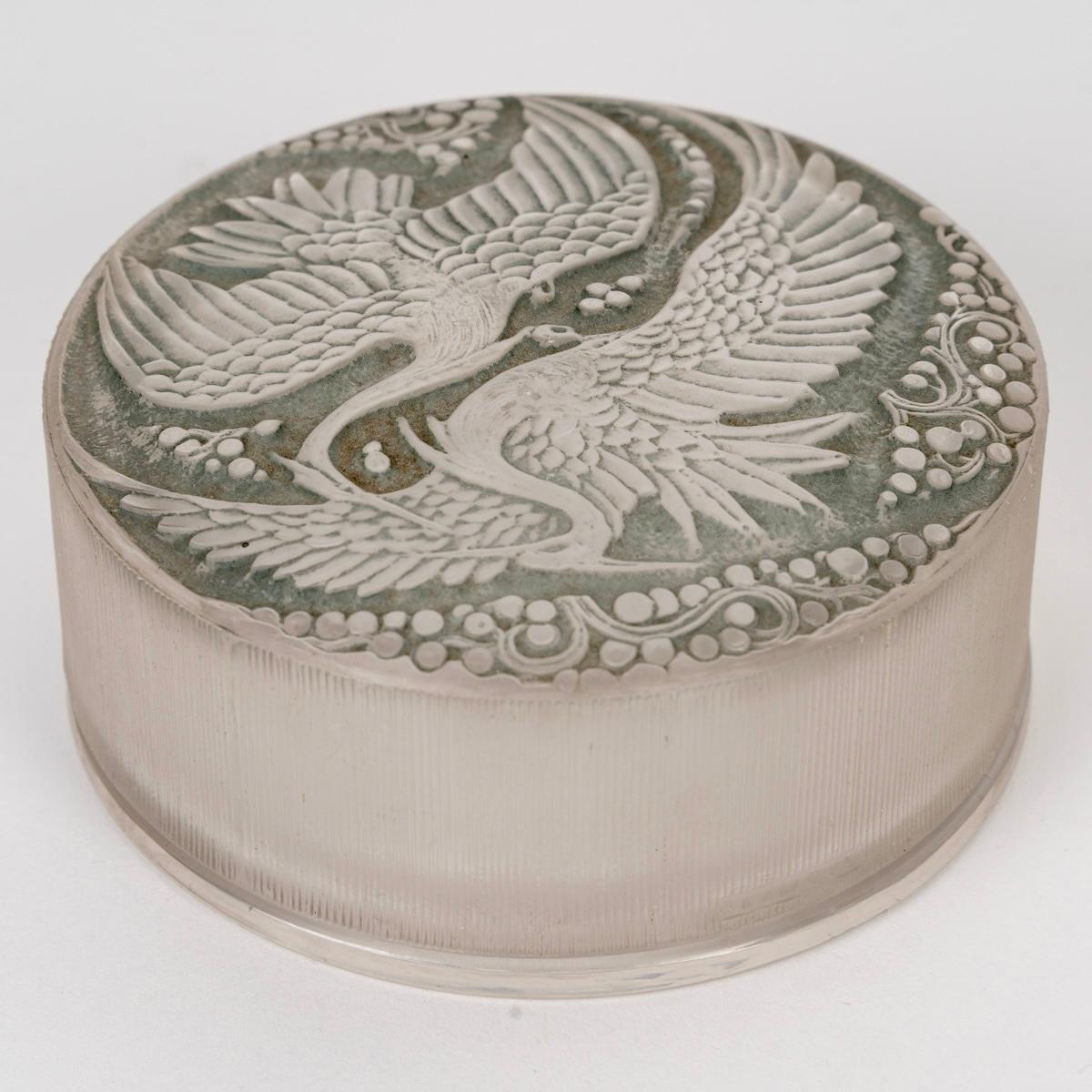 Art déco 1924 René Lalique, Boîte en verre de Rambouillet avec patine vert de gris en vente