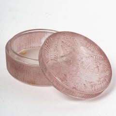 1924 René Lalique, Caja Vaucluse Cristal esmerilado con pátina rosa