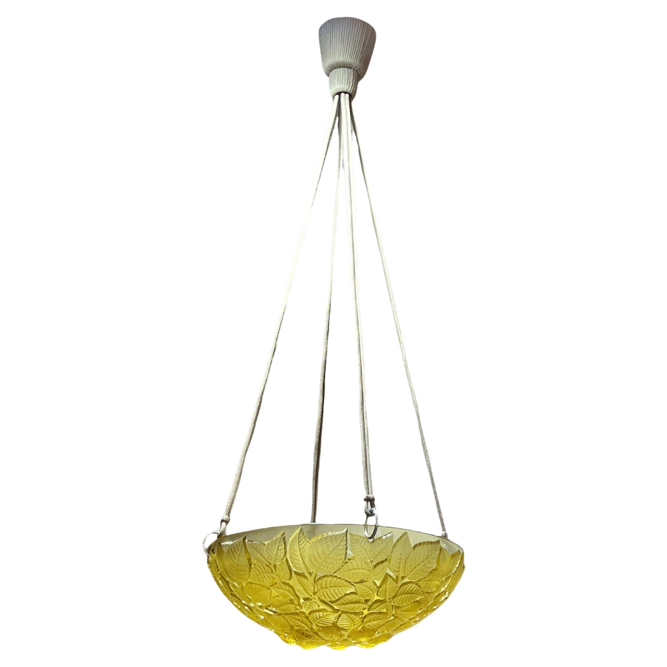 1924 René Lalique - Luminaire Chandelier Charmes Verre jaune en vente