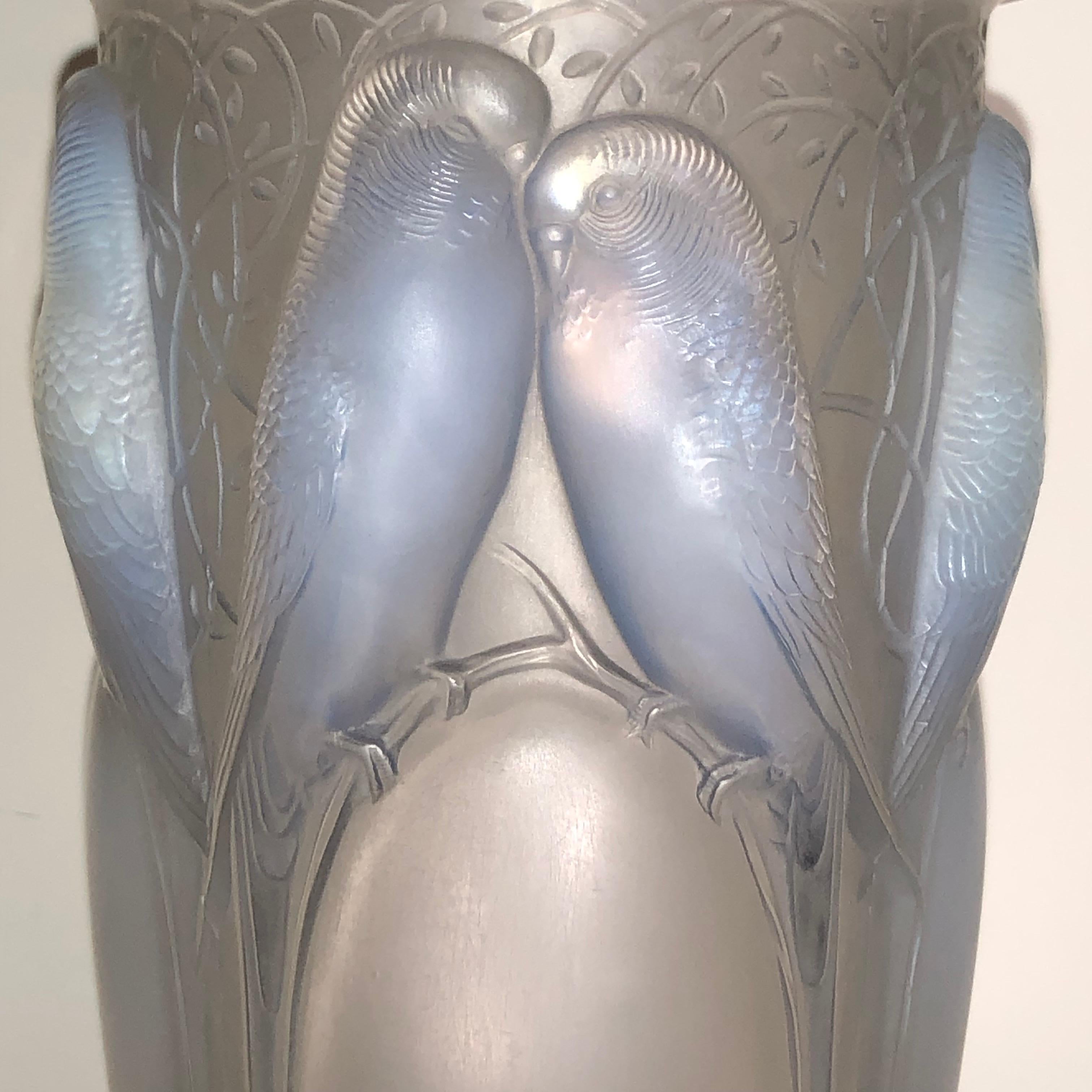 1924 René Lalique Ceylan Vase in Opalescent Glass, Parrots In Good Condition In Boulogne Billancourt, FR