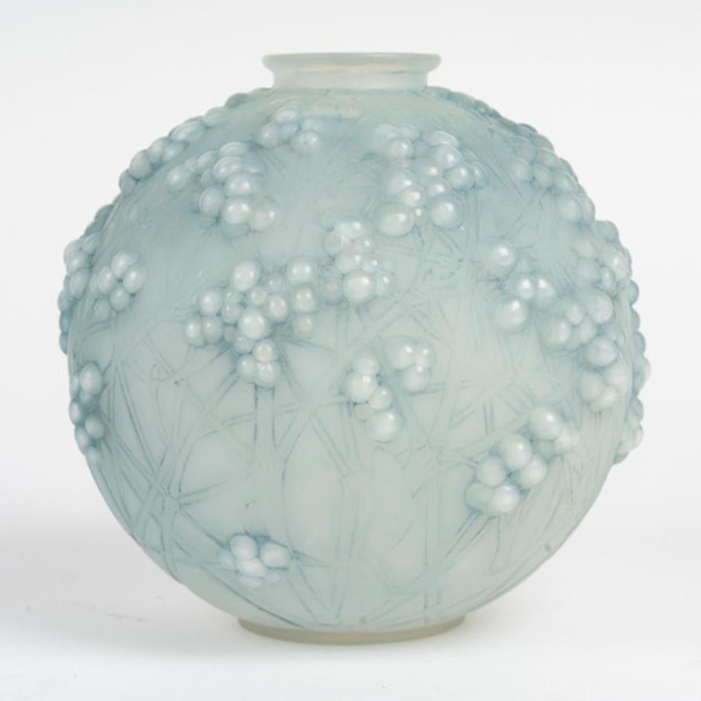 Francese 1924 René Lalique - “Druid” vase in vendita