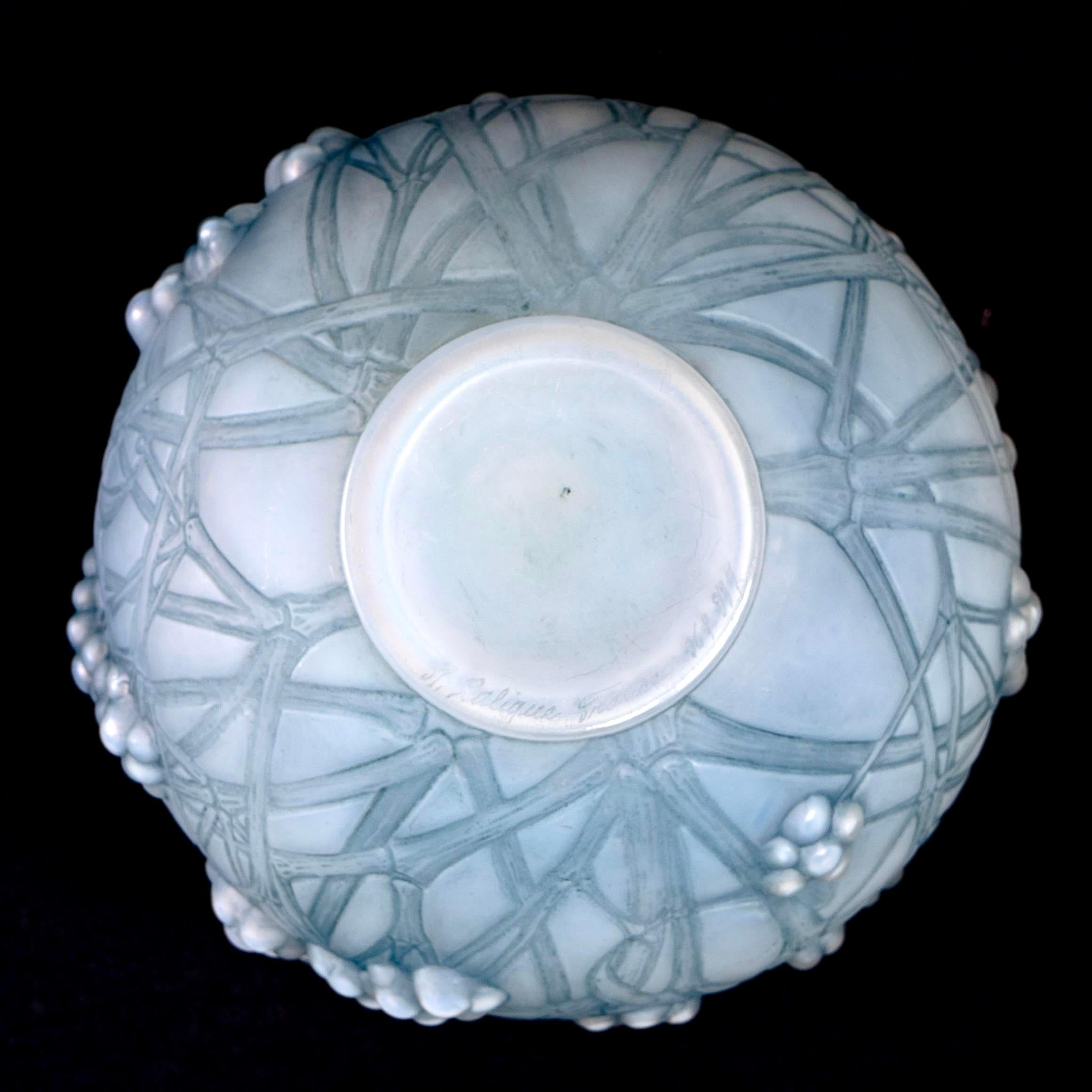 1924 René Lalique Druide Vase in Double Cased Opalescent Glass with Blue Patina In Good Condition In Boulogne Billancourt, FR