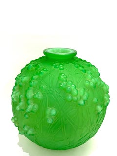 1924 René Lalique Druides Vase in Triple Cased Jade Green Glass Mistletoe