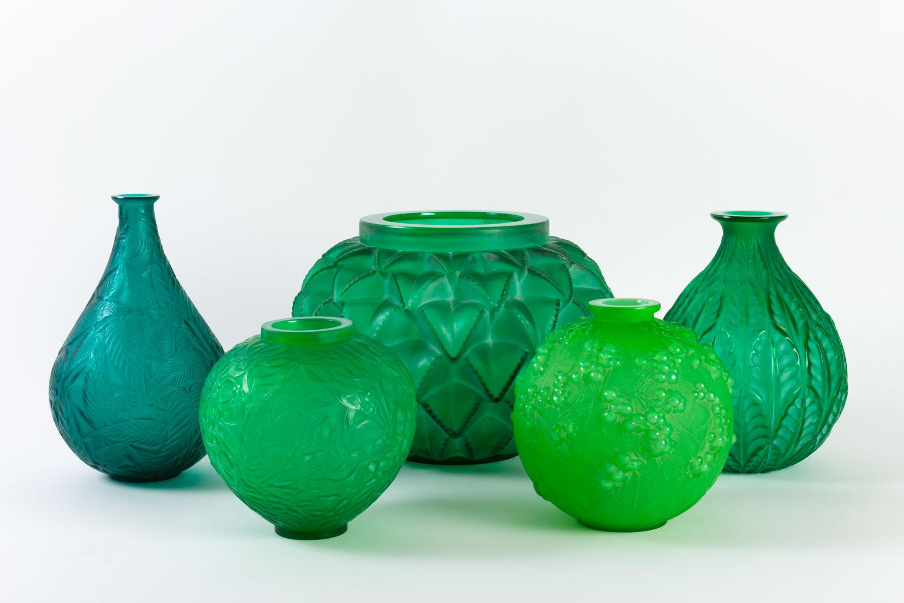 1924 René Lalique Druides Vase in Triple Cased Jade Green Glass Mistletoe In Good Condition In Boulogne Billancourt, FR