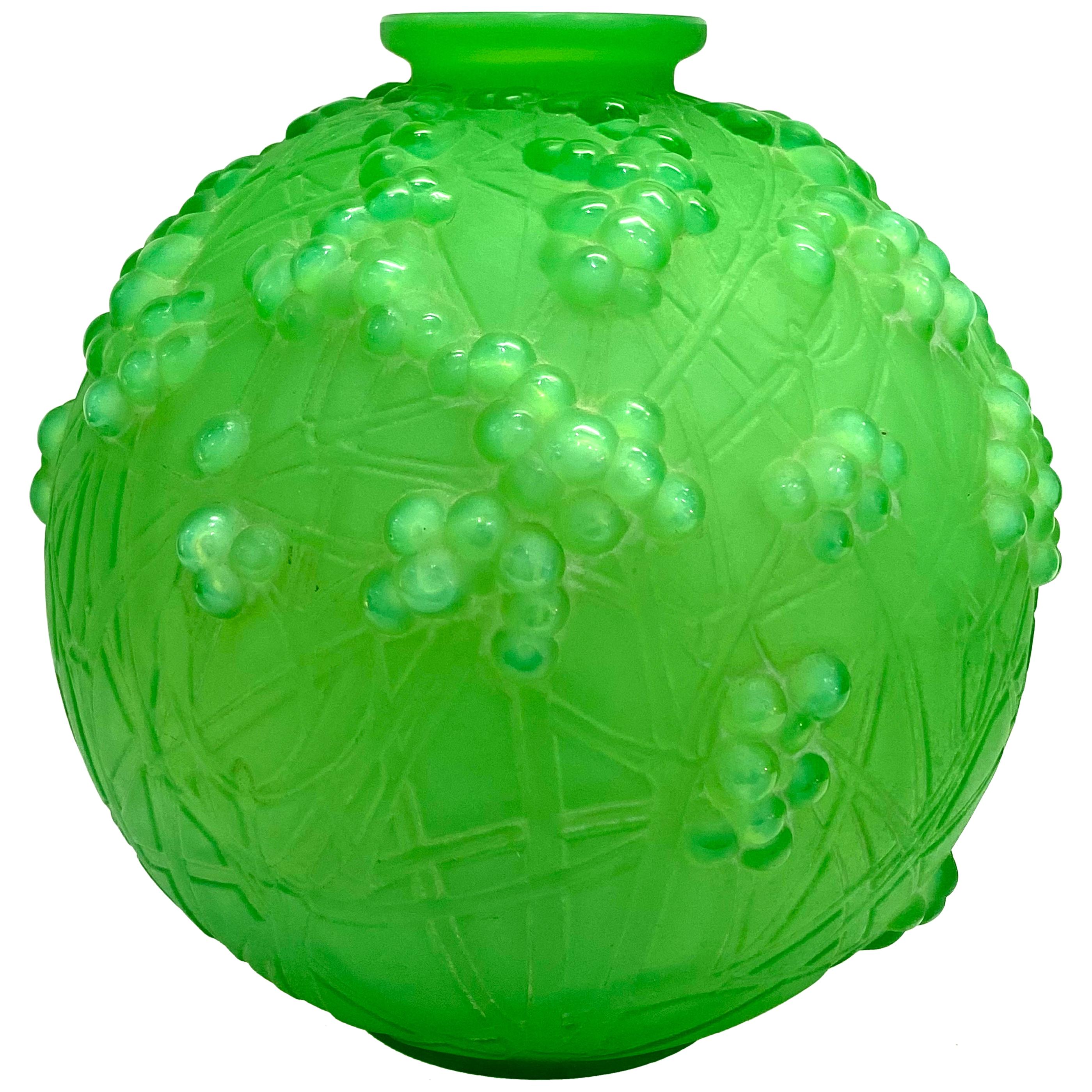 1924 René Lalique Druides Vase in Triple Cased Jade Green Glass Mistletoe