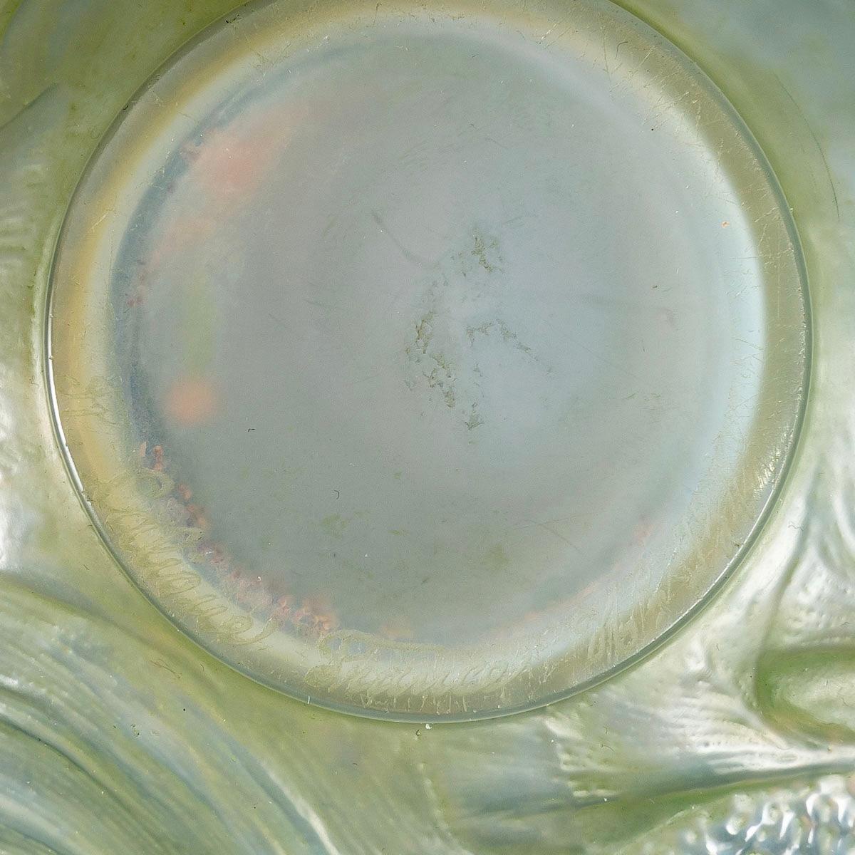 1924 Rene Lalique Formose Vase Double Cased Opalescent Glass Lime Green Patina In Good Condition In Boulogne Billancourt, FR