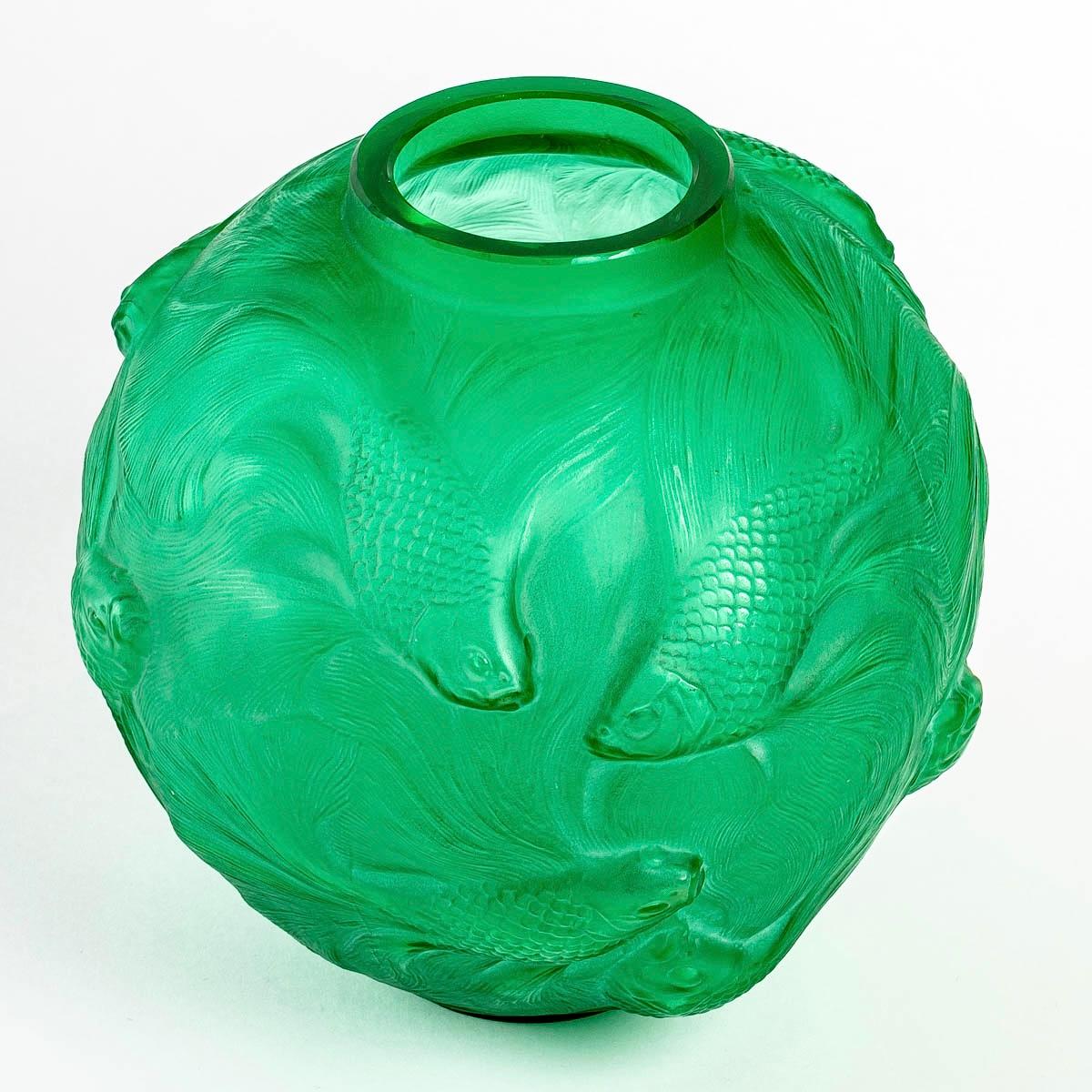 French 1924 René Lalique Formose Vase in Emerald Green Glass