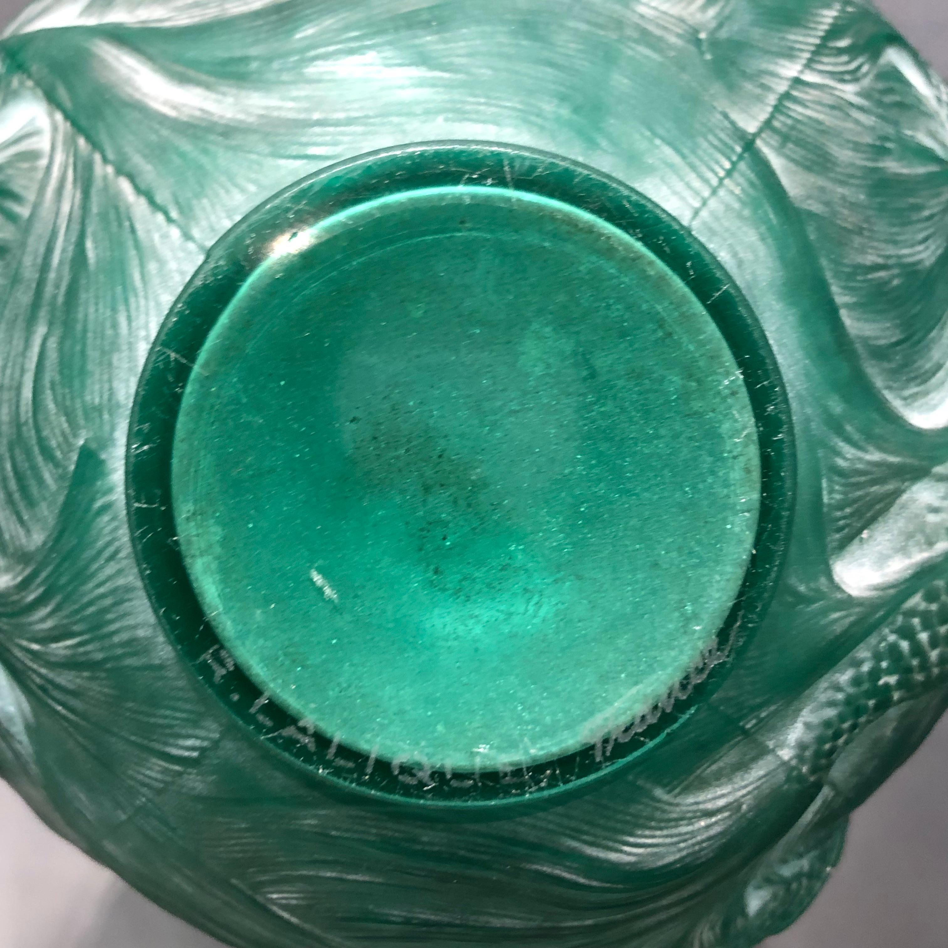 1924 Rene Lalique Formose Vase aus smaragdgrünem Glas:: weiß gefärbt:: Fischdesign 2