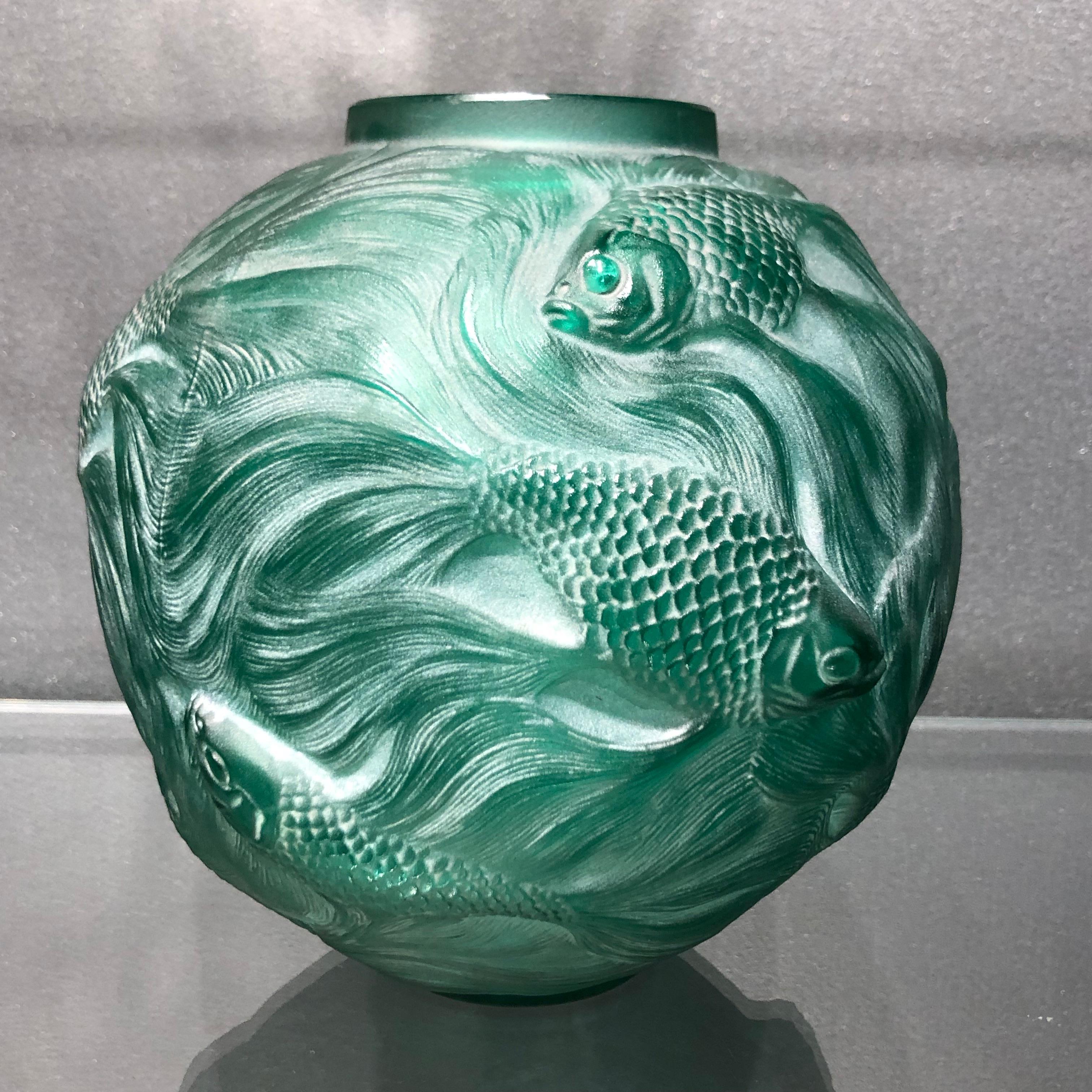 1924 Rene Lalique Formose Vase aus smaragdgrünem Glas:: weiß gefärbt:: Fischdesign (Art déco)
