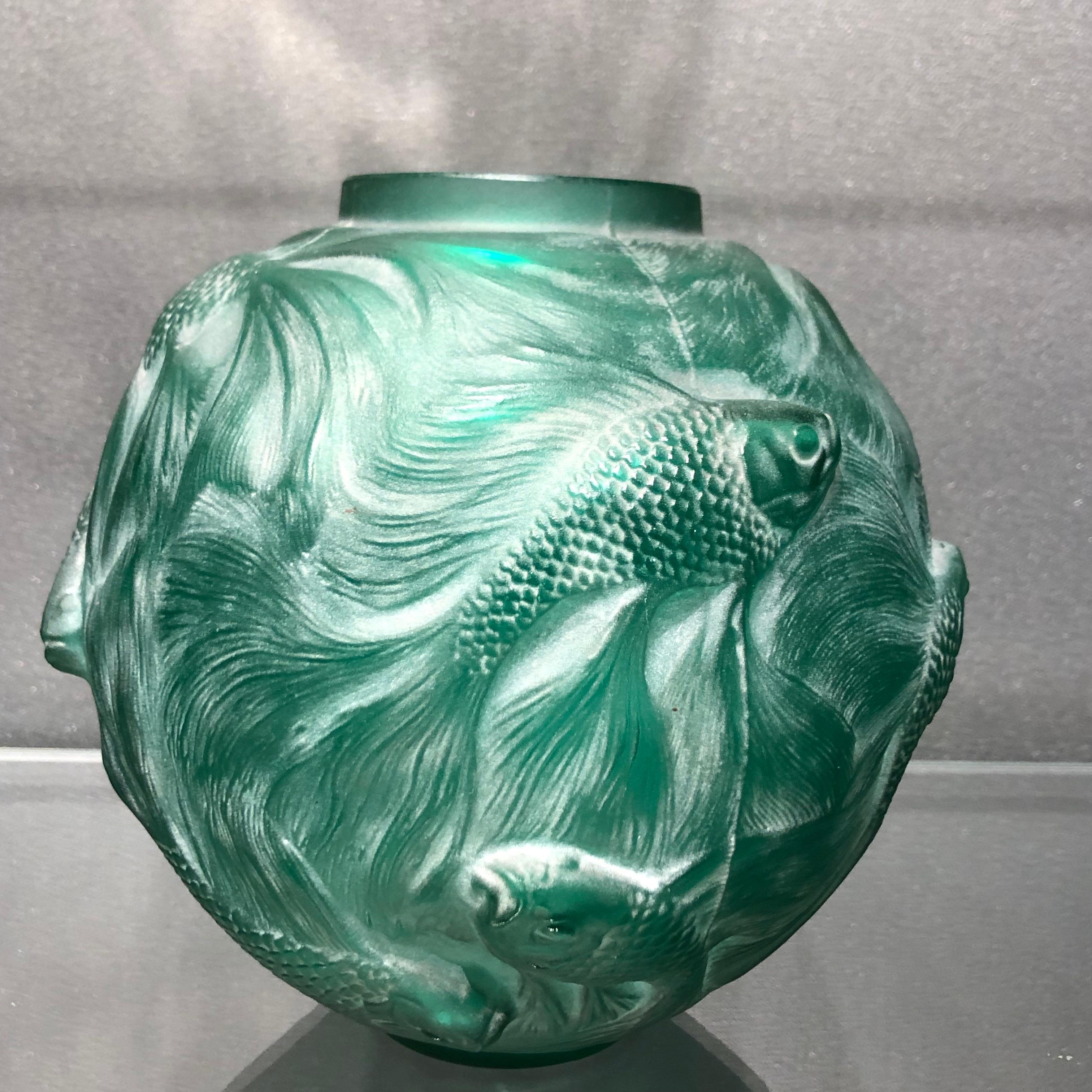 1924 Rene Lalique Formose Vase aus smaragdgrünem Glas:: weiß gefärbt:: Fischdesign (Französisch)