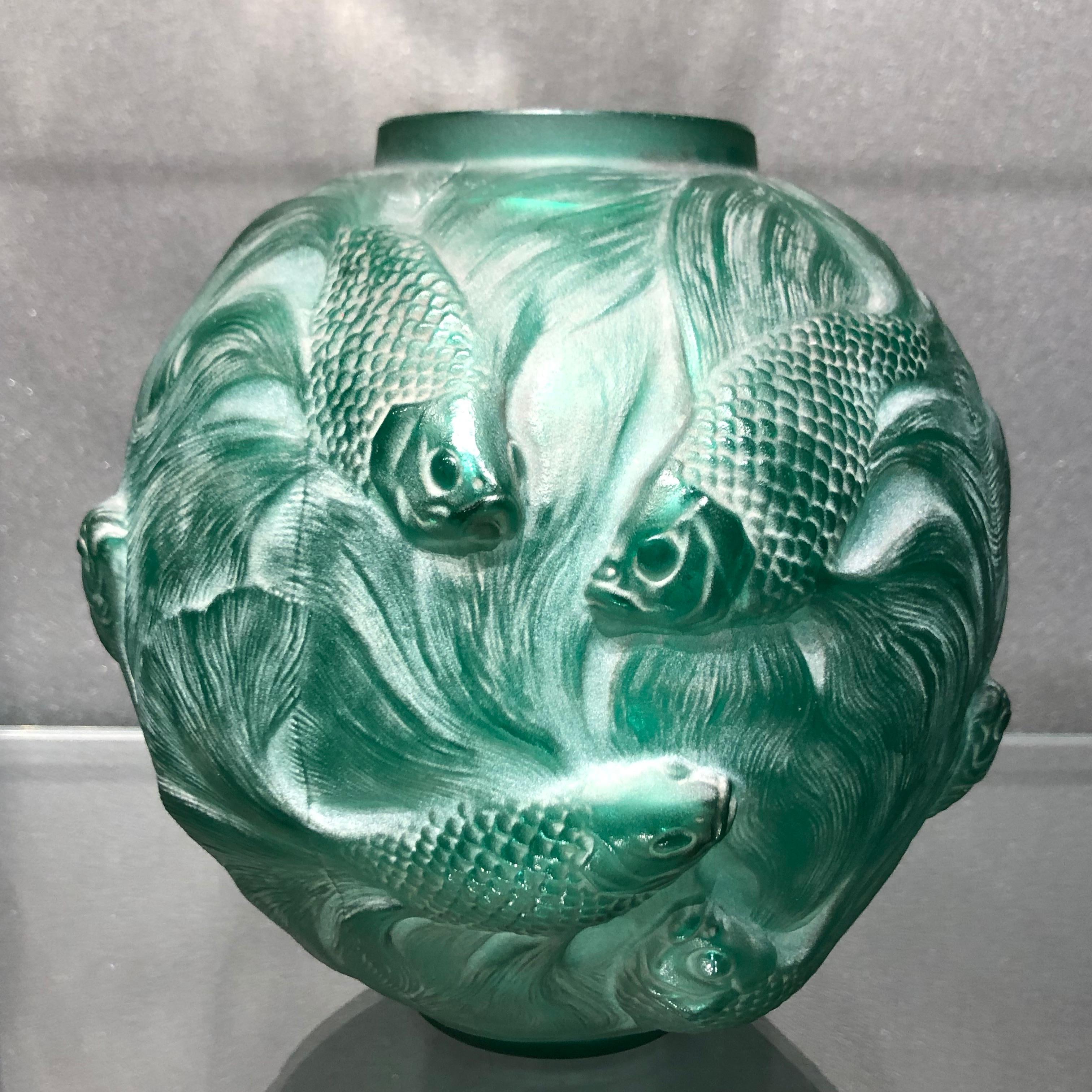 1924 Rene Lalique Formose Vase aus smaragdgrünem Glas:: weiß gefärbt:: Fischdesign im Zustand „Gut“ in Boulogne Billancourt, FR