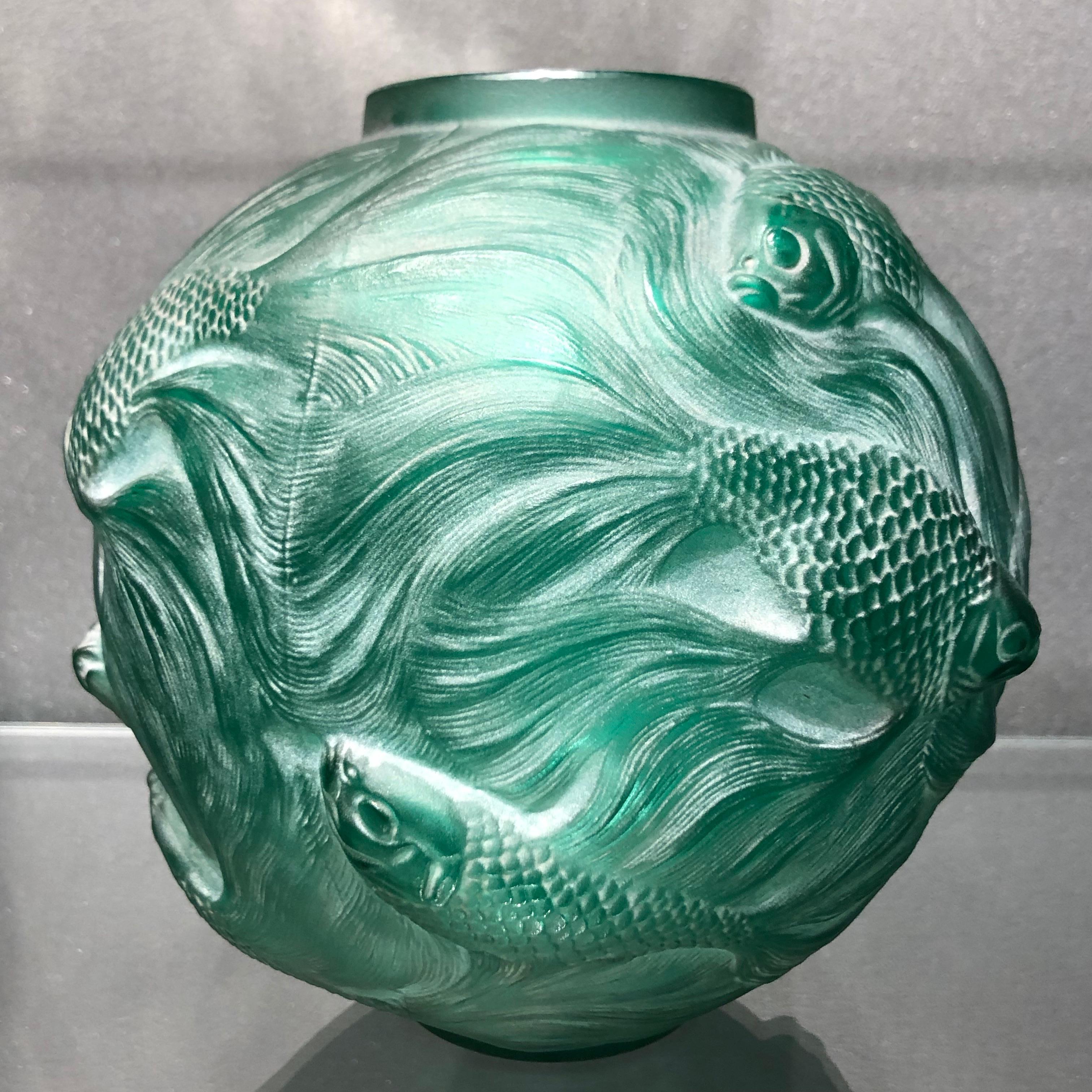 1924 Rene Lalique Formose Vase aus smaragdgrünem Glas:: weiß gefärbt:: Fischdesign (Frühes 20. Jahrhundert)