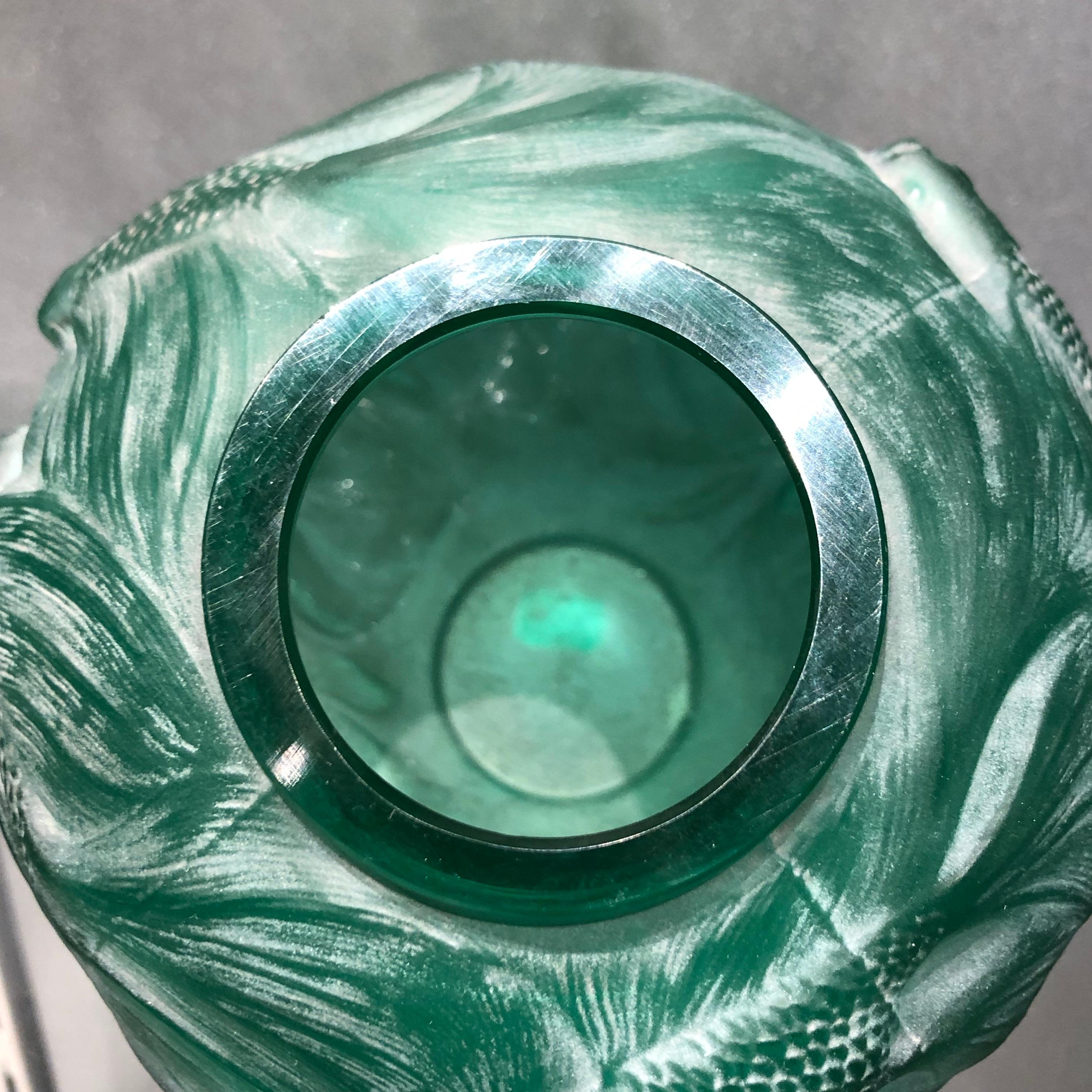 1924 Rene Lalique Formose Vase aus smaragdgrünem Glas:: weiß gefärbt:: Fischdesign (Geblasenes Glas)