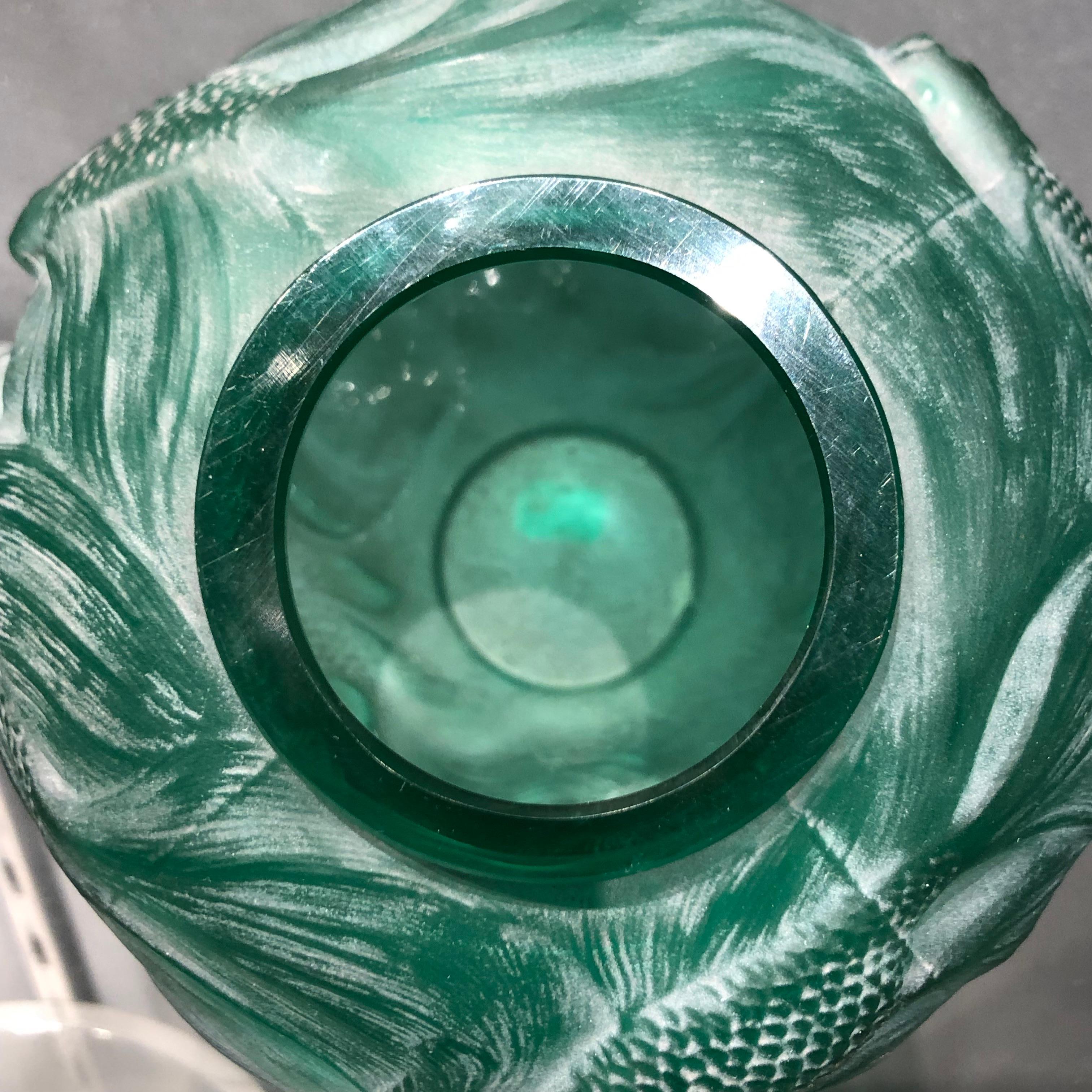 1924 Rene Lalique Formose Vase aus smaragdgrünem Glas:: weiß gefärbt:: Fischdesign 1