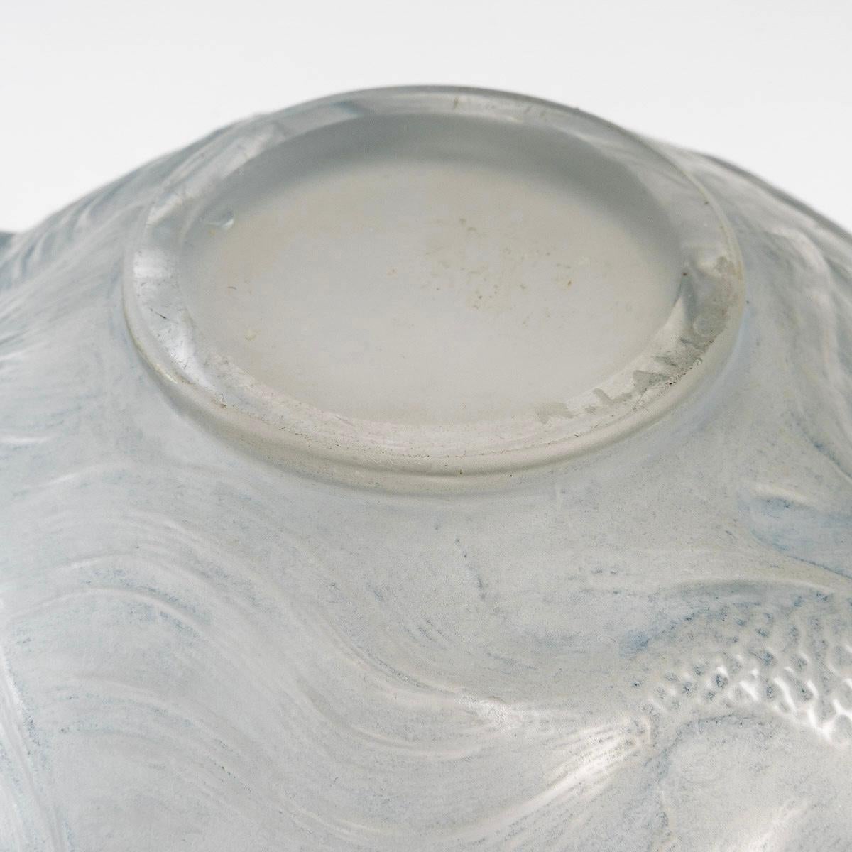 1924 René Lalique Formose Vase in Frosted Glass with Blue Patina, Fishes In Good Condition In Boulogne Billancourt, FR