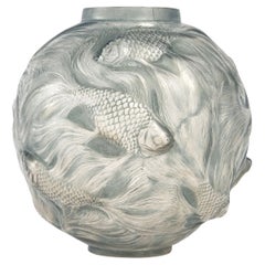 1924 René Lalique Vase Formose en verre dépoli à patine bleue, poissons
