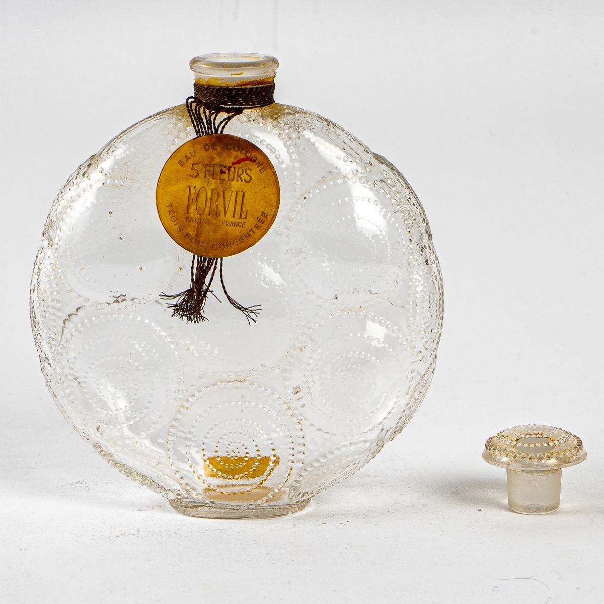 1924 Rene Lalique Relief Parfümflasche Forvil Milchglas mit Etikett (Französisch) im Angebot