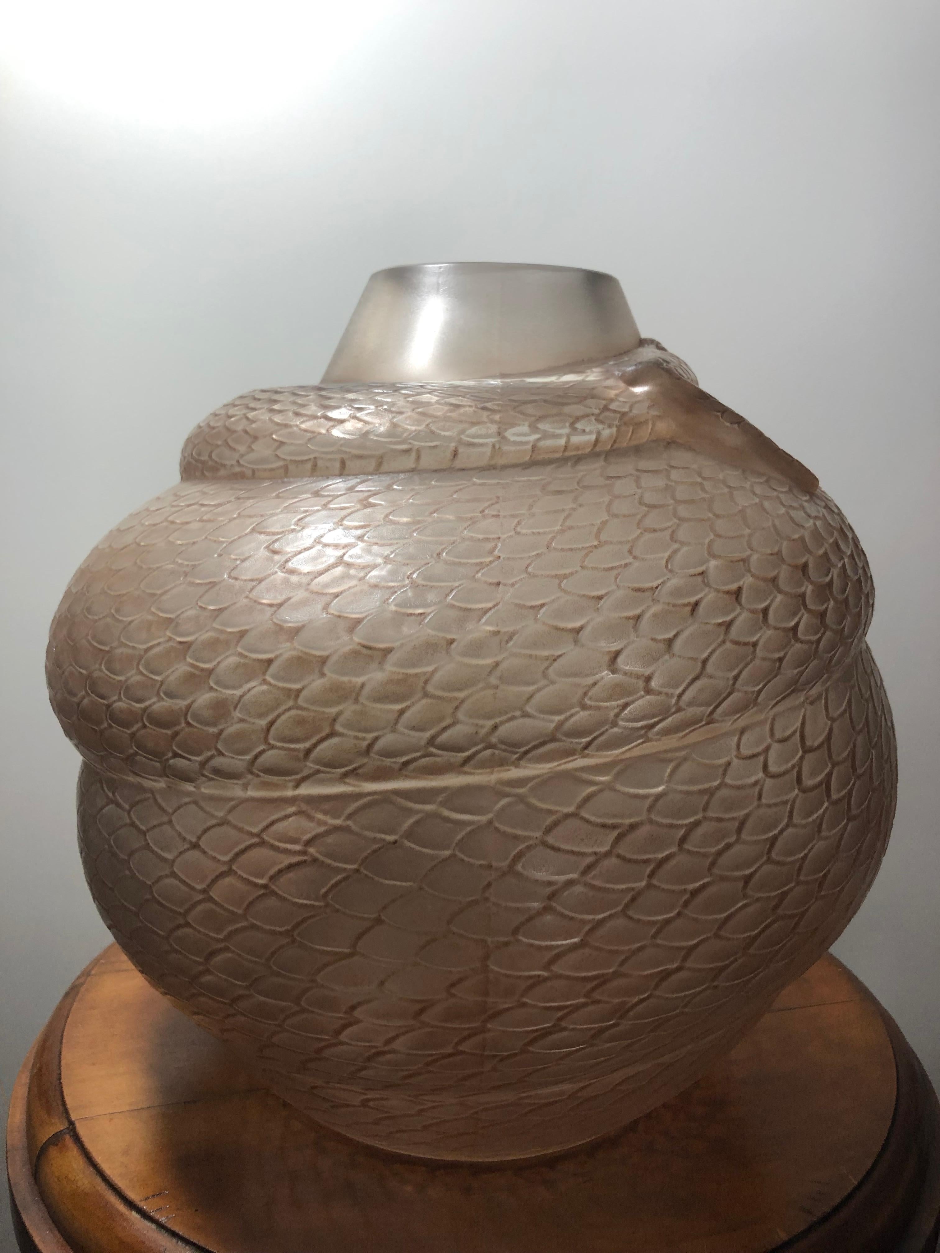 1924 René Lalique Serpent Vase in Frosted Glass with Sepia Patina, Snake In Good Condition In Boulogne Billancourt, FR