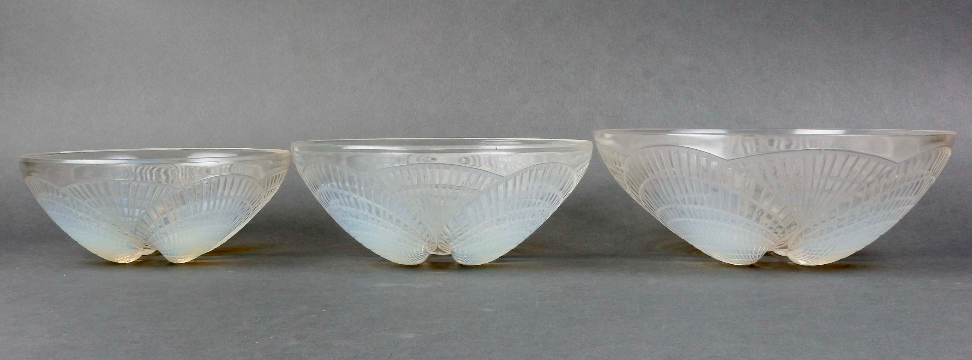 Molded 1924 René Lalique - Set Of Three Bowls Coquilles Opalescent Glass For Sale