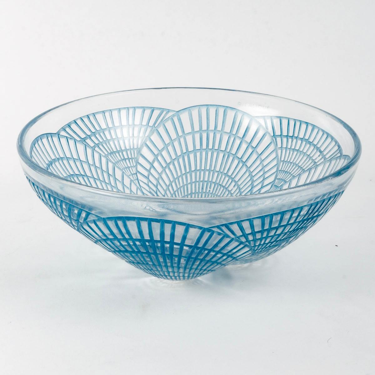 Molded 1924 René Lalique - Tablewares Bowls Coquilles Shells Glass With Blue Patina  For Sale
