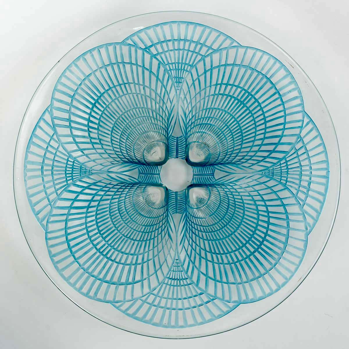 Début du 20ème siècle 1924 René Lalique - Arts de la table Assiettes Bol Coquilles Verre Bleu Patina en vente