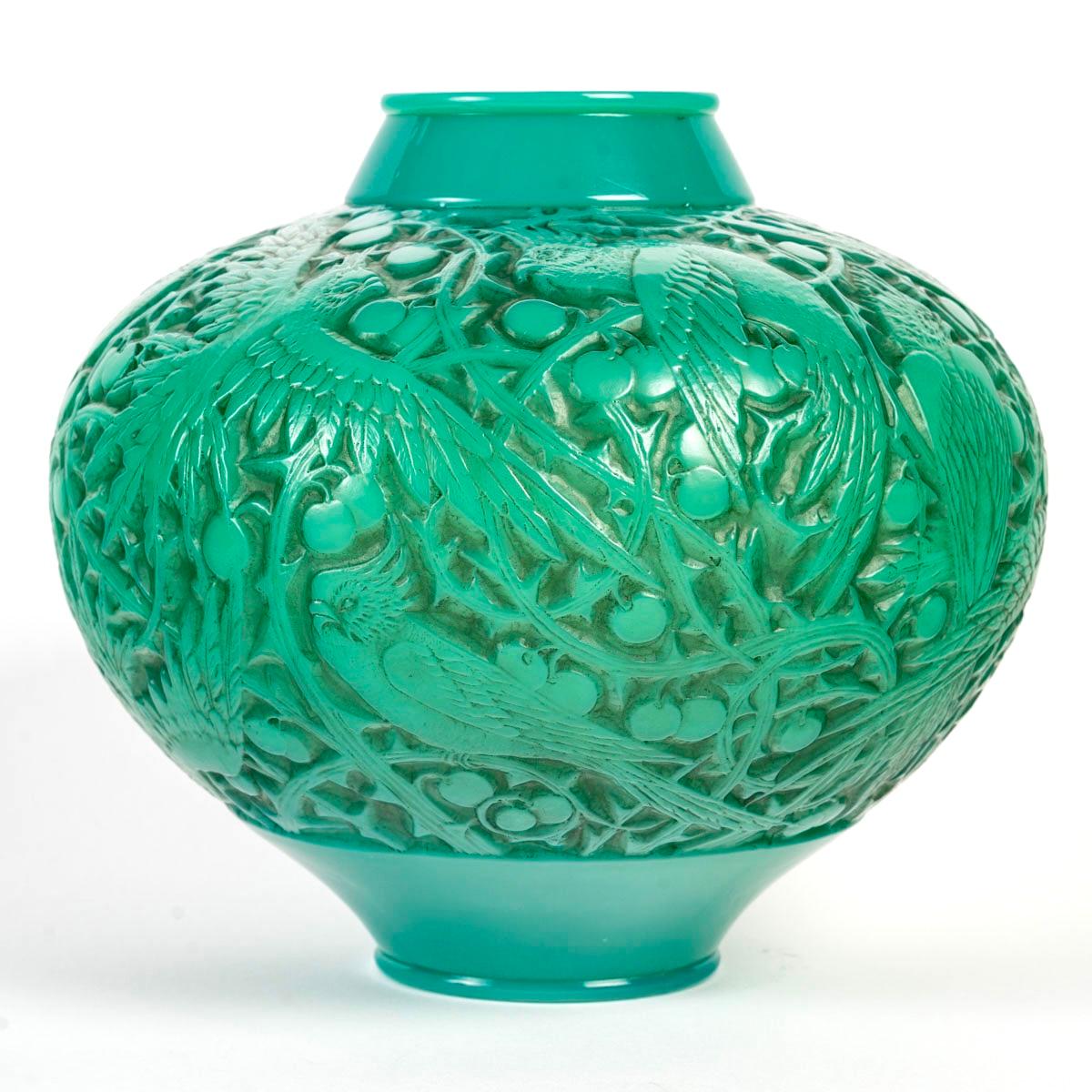Art Deco 1924 René Lalique - Vase Aras Cased Jade Green Glass With Grey Patina Parrots For Sale