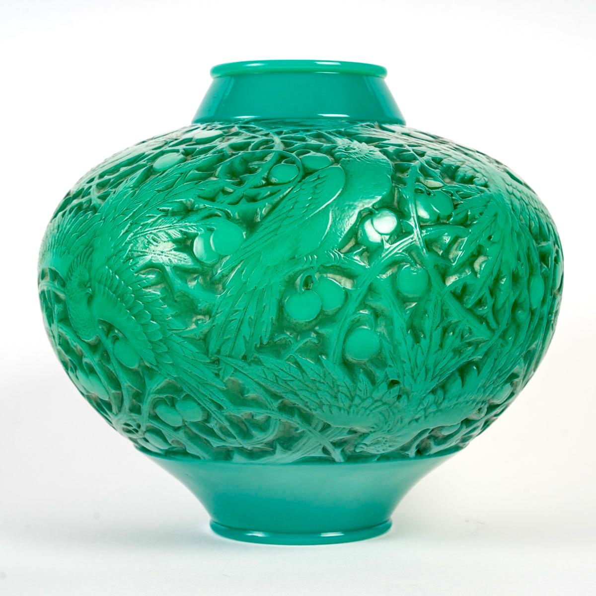 Français 1924 René Lalique - Vase A for Ara en verre vert jade avec perroquets en patine grise en vente