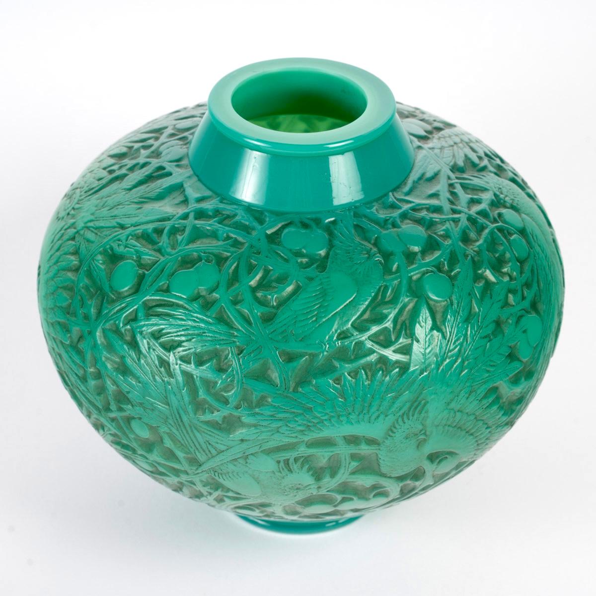 1924 René Lalique - Vase Aras Überfangenes Jadegrünes Glas Mit Grauen Patina Papageien (Geformt) im Angebot