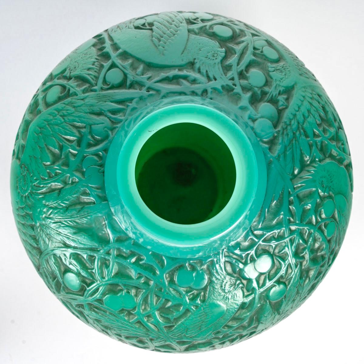 1924 René Lalique - Vase Aras Überfangenes Jadegrünes Glas Mit Grauen Patina Papageien im Zustand „Gut“ im Angebot in Boulogne Billancourt, FR