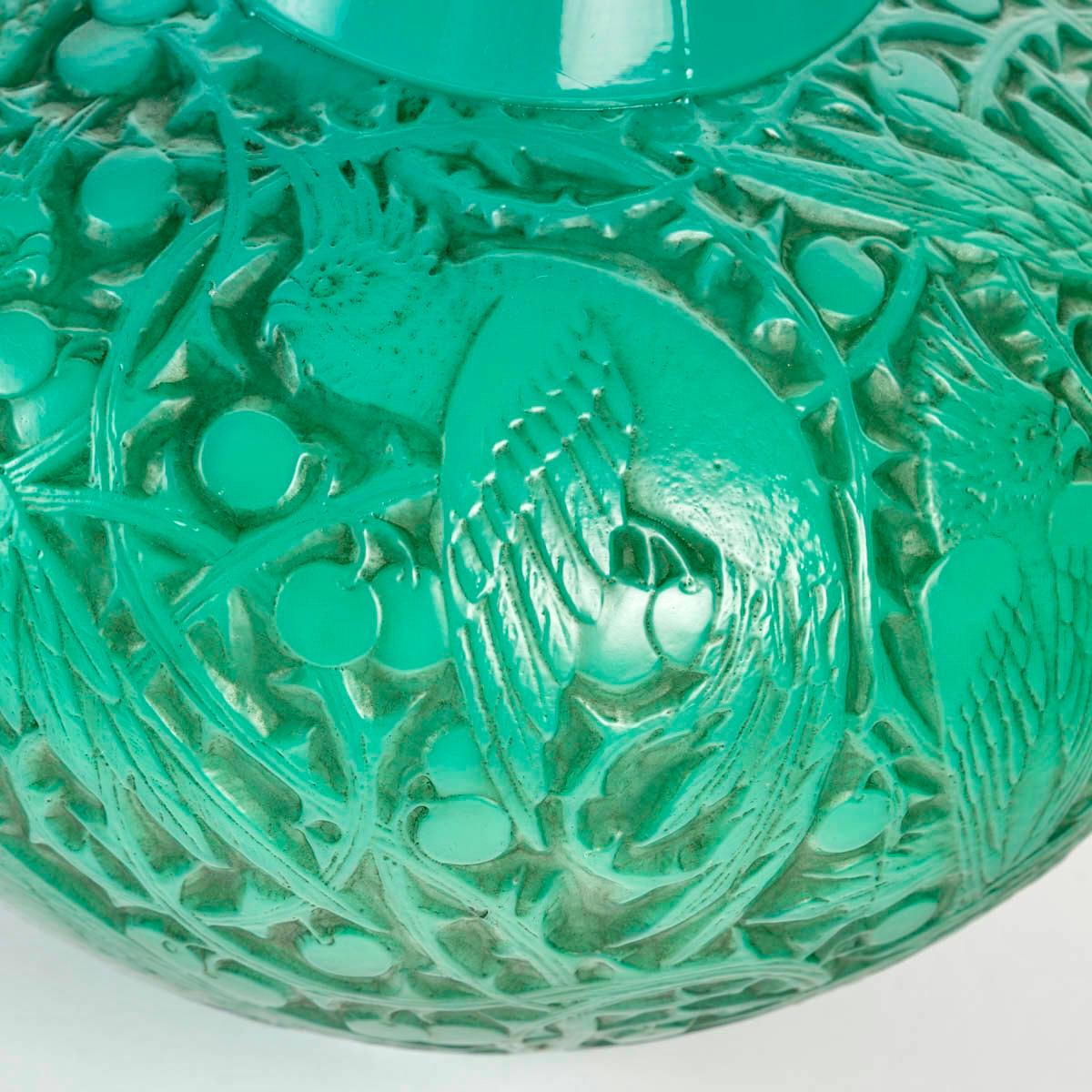 Début du 20ème siècle 1924 René Lalique - Vase A for Ara en verre vert jade avec perroquets en patine grise en vente