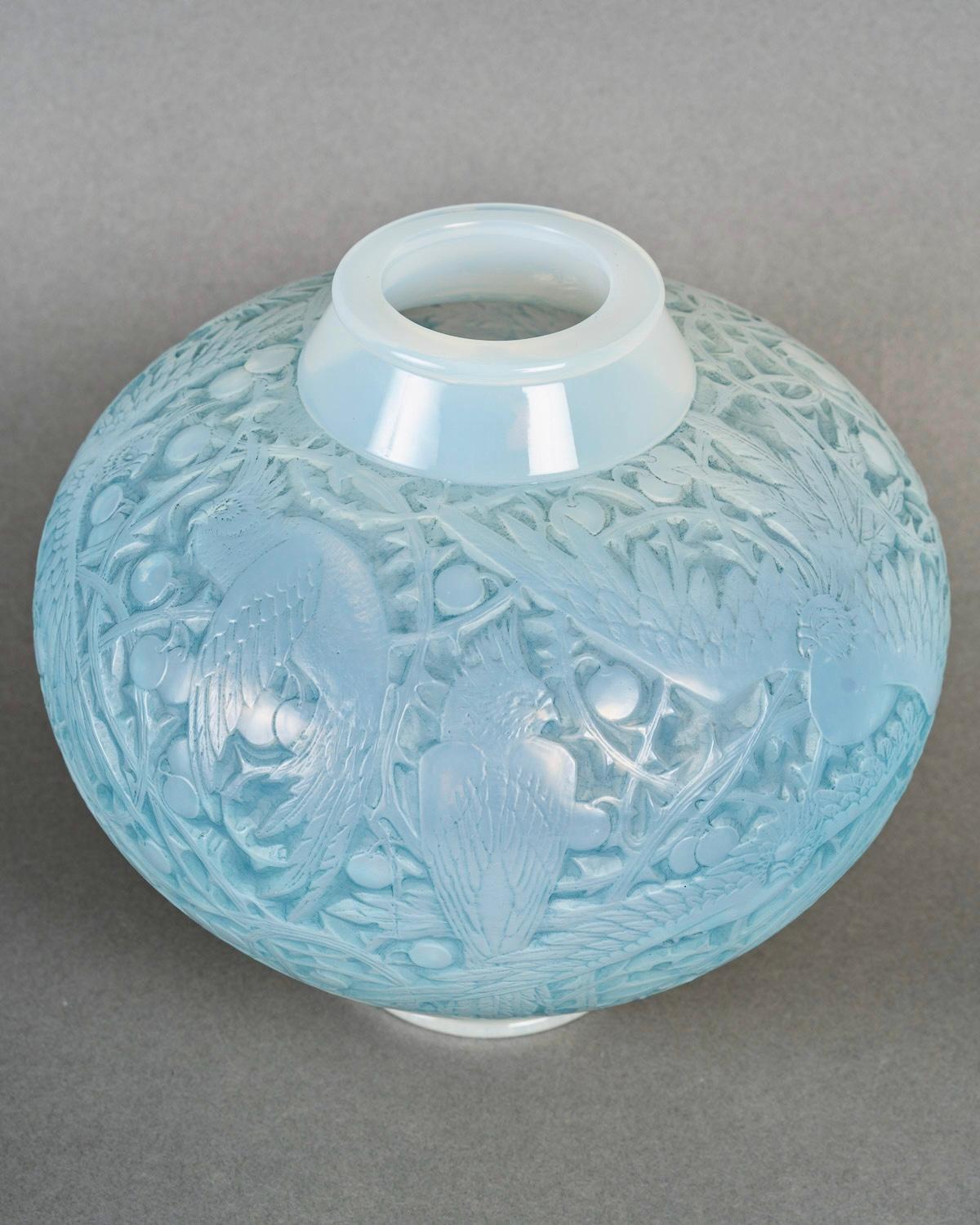 1924 René Lalique - Vase Aras Opaleszierendes Glas mit blauer Patina (Art déco) im Angebot