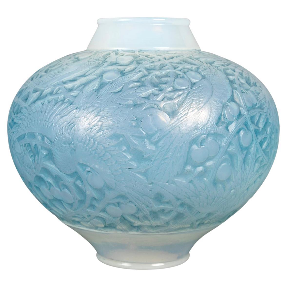1924 René Lalique - Vase Aras Opalescent Glass With Blue Patina