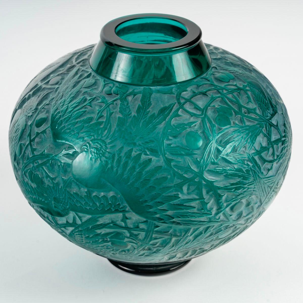 Art Deco 1924 René Lalique - Vase Aras Parrots Teal Green Glass White Patina For Sale