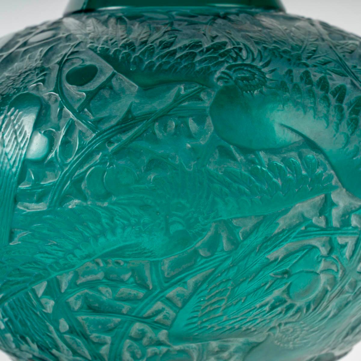 French 1924 René Lalique - Vase Aras Parrots Teal Green Glass White Patina For Sale