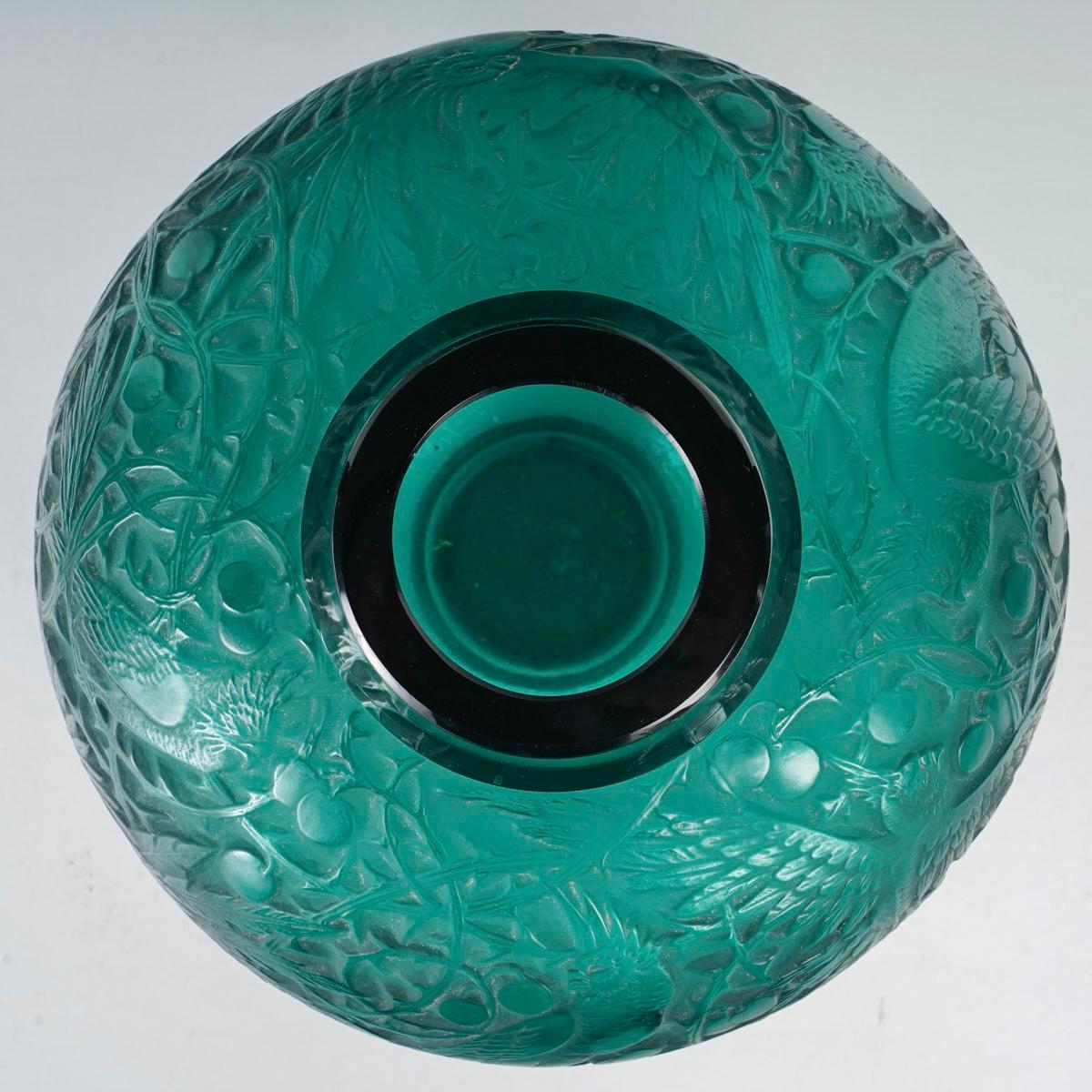 French 1924 René Lalique - Vase Aras Teal Green Glass With White Patina Parrots For Sale