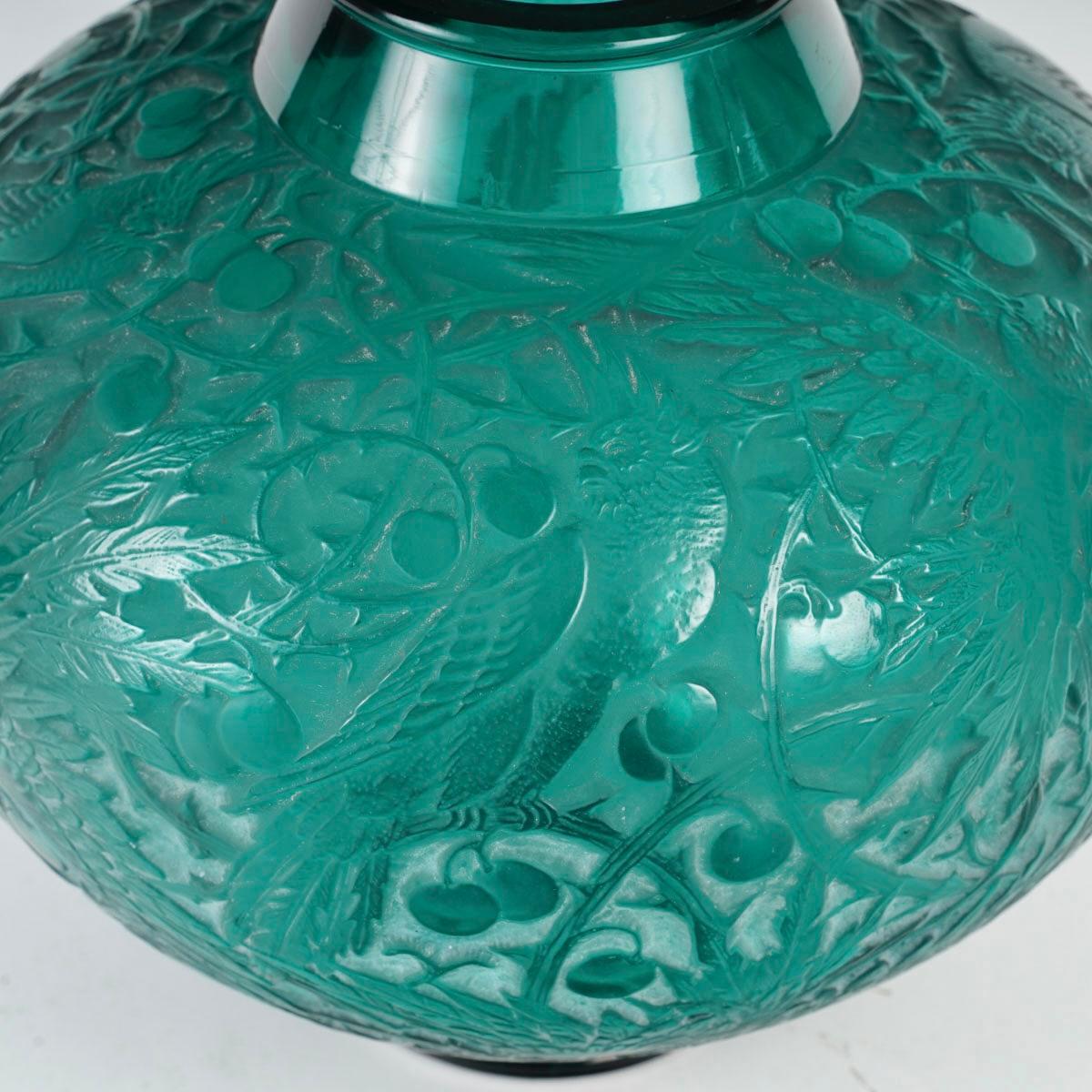 Molded 1924 René Lalique - Vase Aras Teal Green Glass With White Patina Parrots For Sale